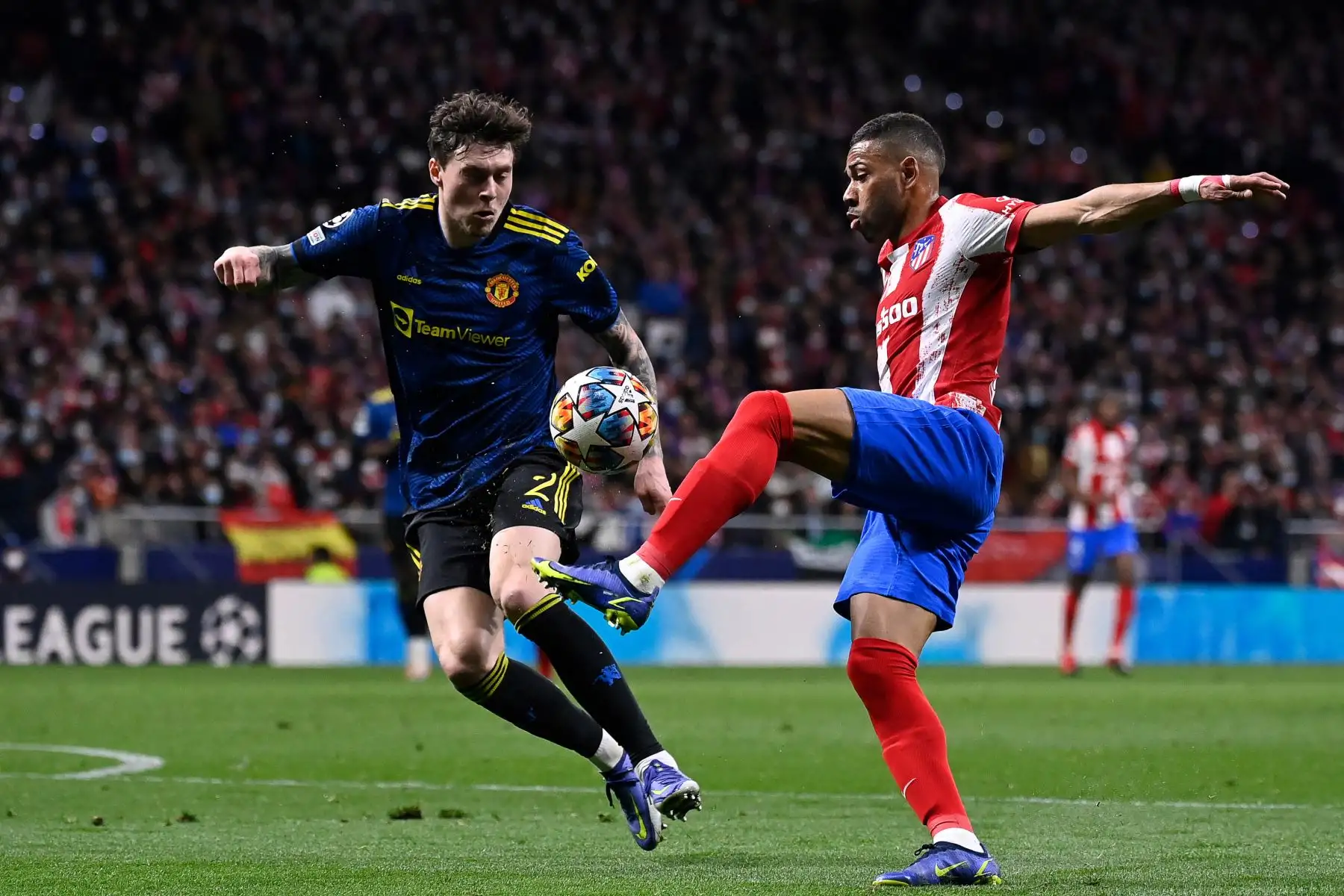 El defensor sueco del Manchester United, Victor Lindelof, lucha por el balón con el defensor brasileño del Atlético de Madrid, Renan Lodi, durante el partido de fútbol de la Liga de Campeones de la UEFA entre el Atlético de Madrid y el Manchester United.
Foto: AFP