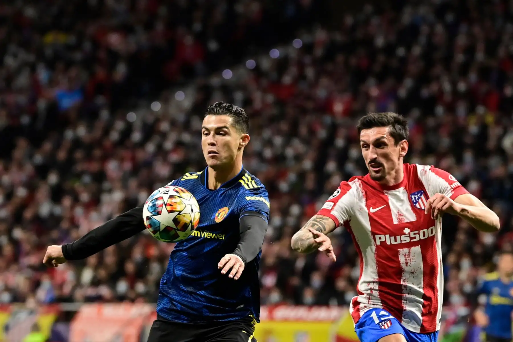 El delantero portugués del Manchester United, Cristiano Ronaldo , compite con el defensor montenegrino del Atlético de Madrid, Stefan Savic, durante el partido de fútbol de la Liga de Campeones de la UEFA entre el Atlético de Madrid y el Manchester United.
Foto: AFP