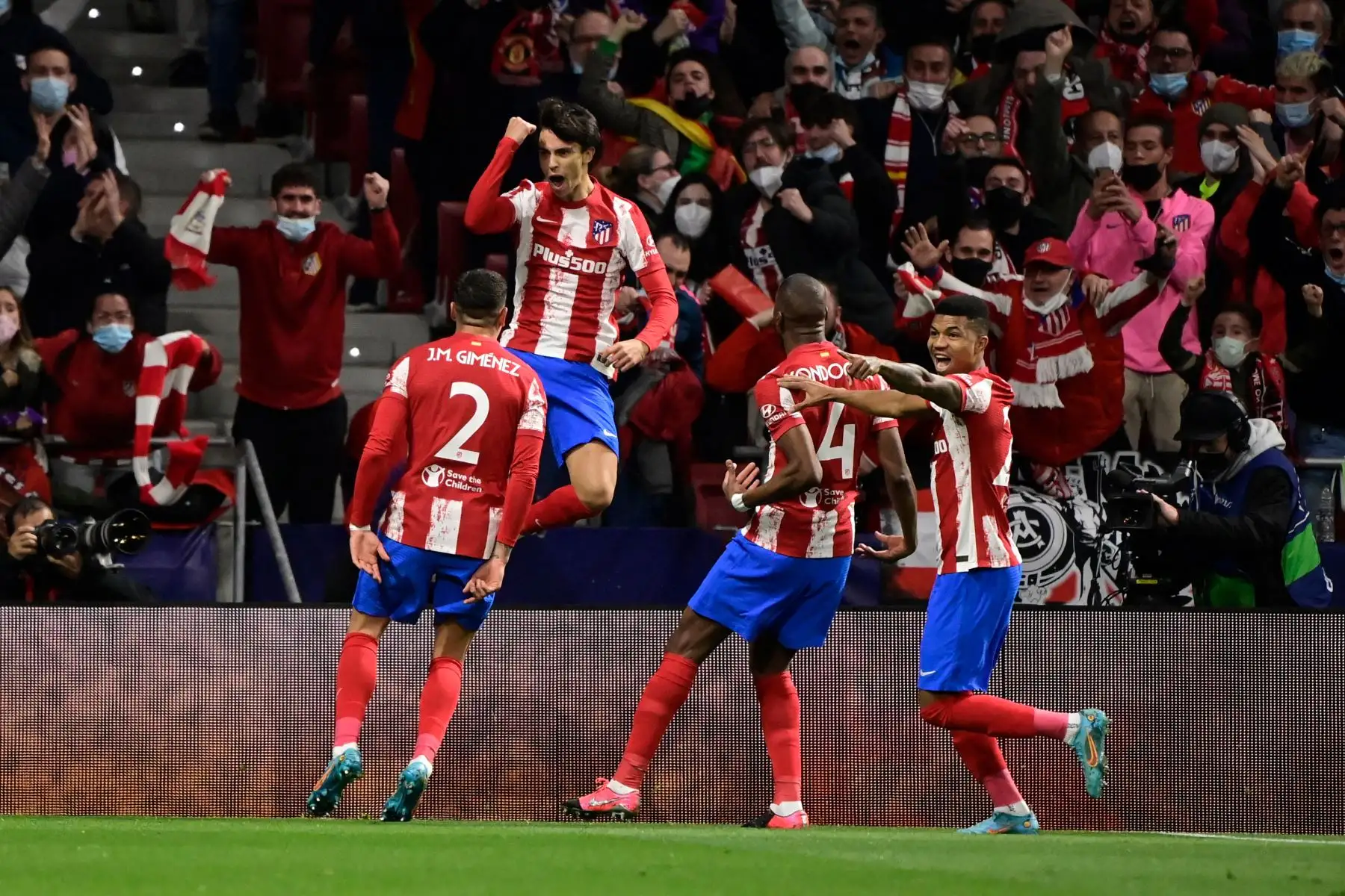 El centrocampista portugués del Atlético de Madrid, Joao Félix , celebra con sus compañeros después de marcar un gol durante el partido de fútbol de la Liga de Campeones de la UEFA entre el Atlético de Madrid y el Manchester United.
Foto: AFP