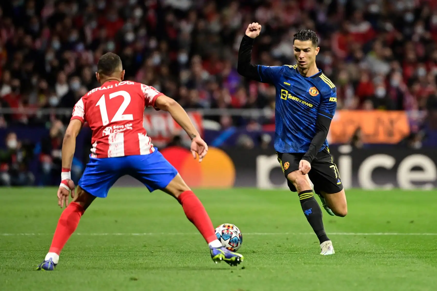 El delantero portugués del Manchester United, Cristiano Ronaldo, compite con el defensor brasileño del Atlético de Madrid, Renan Lodi, durante el partido de fútbol de la Liga de Campeones de la UEFA entre el Atlético de Madrid y el Manchester United.
Foto: AFP