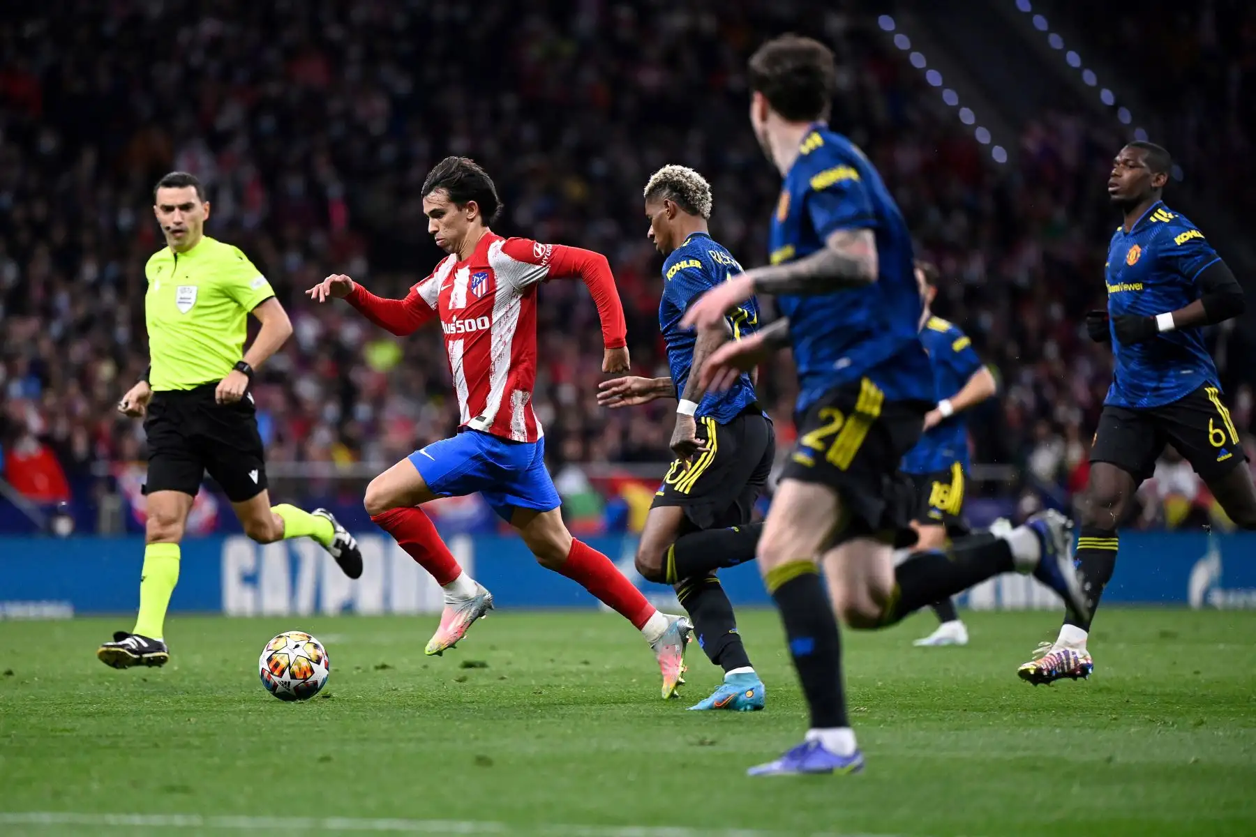 El centrocampista portugués del Atlético de Madrid, Joao Félix , corre con el balón durante el partido de fútbol de la Liga de Campeones de la UEFA entre el Atlético de Madrid y el Manchester United.
Foto: AFP