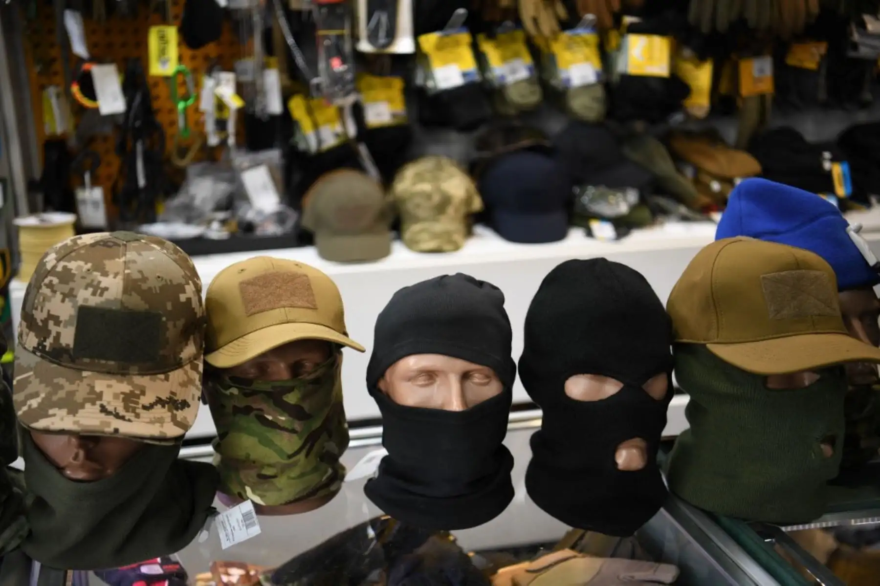 Una imagen muestra pasamontañas exhibidos en la tienda de equipo militar Milika, en Kiev, el 23 de febrero de 2022. Foto. AFP
