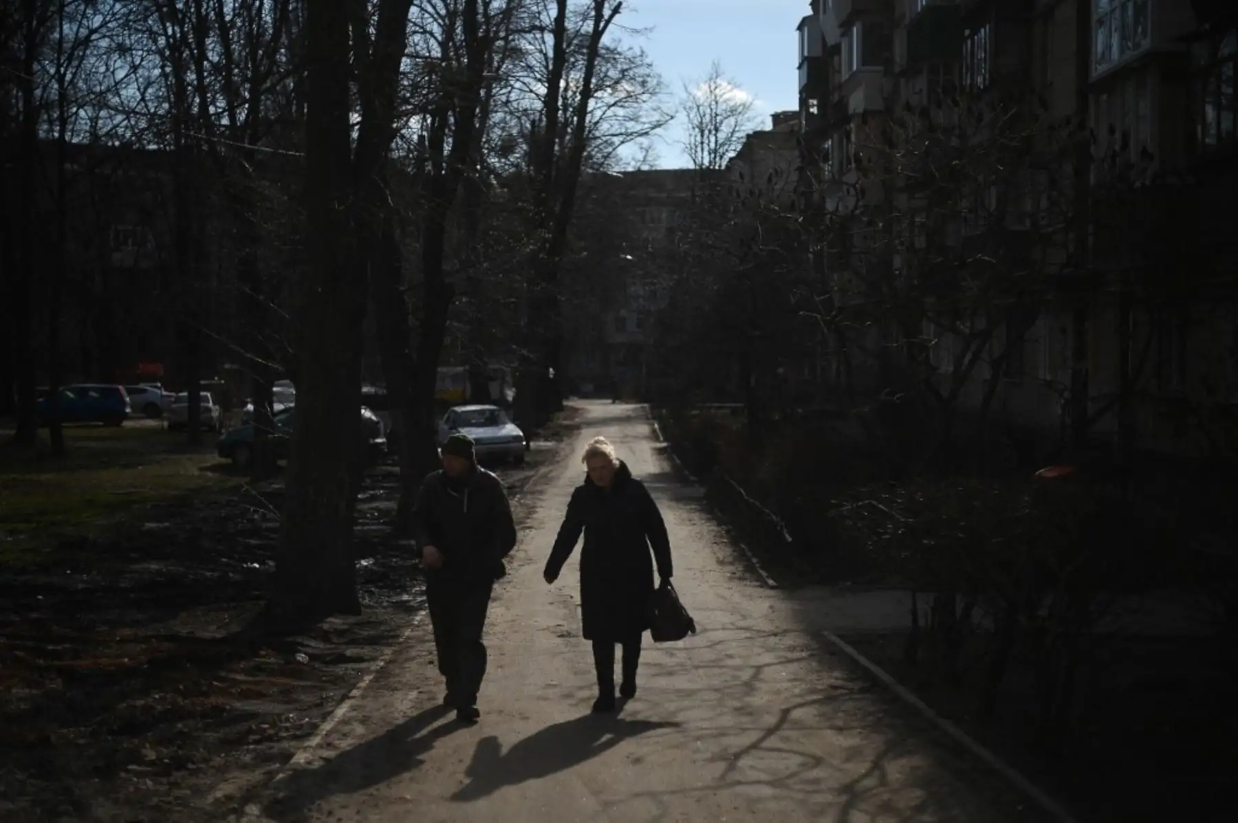 Peatones caminan en el este de Kiev, el 23 de febrero de 2022. Foto: AFP