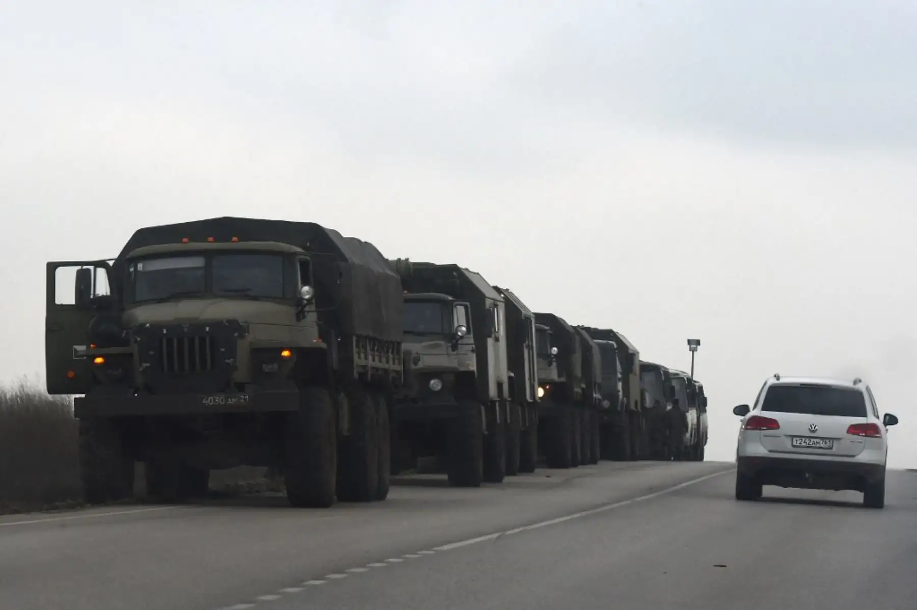 Camiones y autobuses militares rusos se ven al costado de una carretera en la región de Rostov, en el sur de Rusia, que limita con la autoproclamada República Popular de Donetsk. Foto: AFP