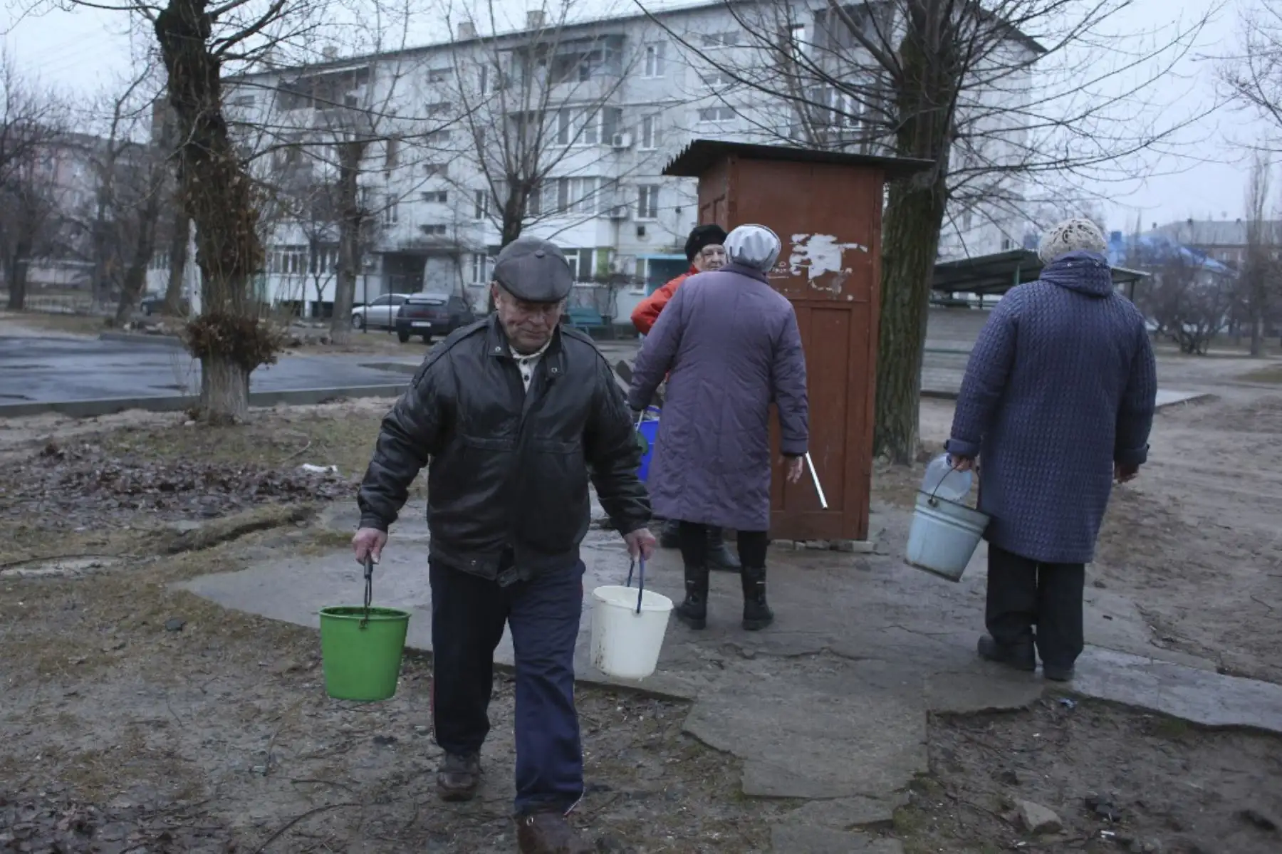 Residentes recogen agua de un pozo en la ciudad de Schastia, cerca de la ciudad de Lugansk, en el este de Ucrania, el 23 de febrero de 2022, después de que las estaciones de bombeo de la ciudad quedaran sin energía por los bombardeos. Foto: AFP