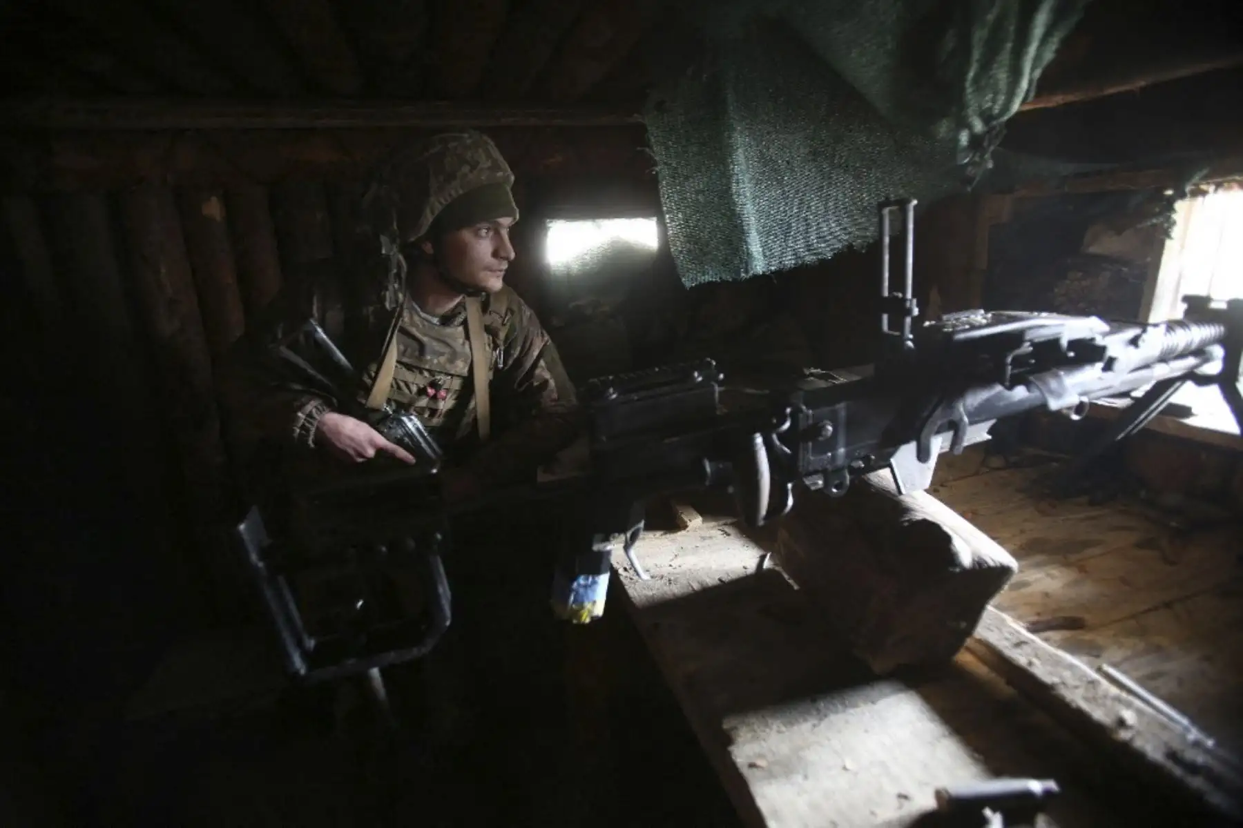 Un militar ucraniano vigila una posición en la línea del frente con los separatistas respaldados por Rusia cerca de la ciudad de Schastia, cerca de la ciudad de Lugansk, en el este de Ucrania, el 23 de febrero de 2022. Foto: AFP