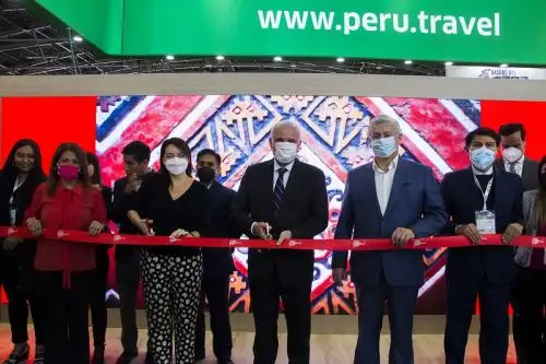 Inauguración del stand de Perú en la feria ANATO 2022. De izquierda a derecha: Soledad Campos, consejera económica comercial de Perú en Colombia; Amora Carbajal, presidenta ejecutiva de Promperú; Félix Denegri, embajador de Perú en Colombia; y Juan Carlos Lizarzaburu, congresista. Foto: Cortesía.