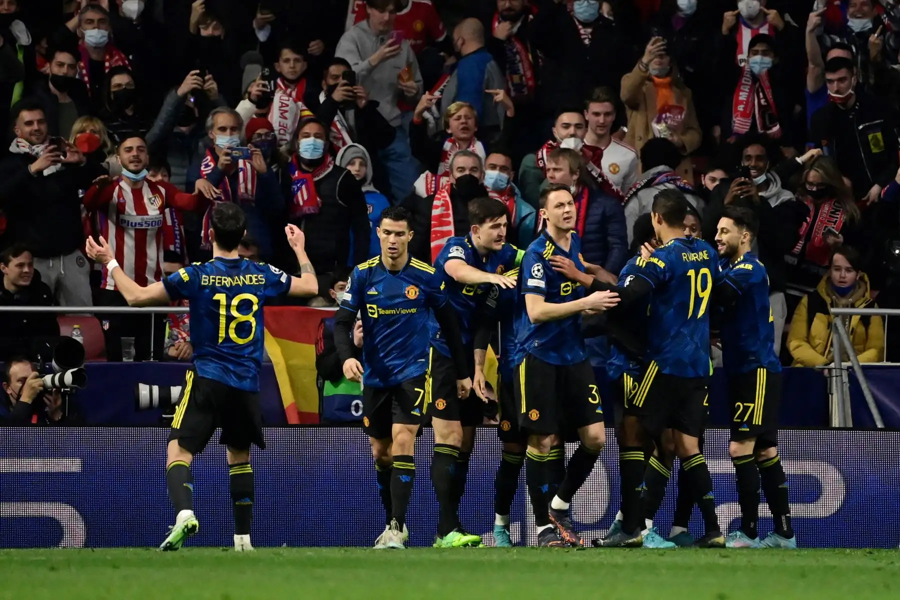 Los jugadores del Manchester United celebran después de que el delantero sueco Anthony Elanga anotara un gol durante el partido de fútbol de la Liga de Campeones de la UEFA entre el Atlético de Madrid y el Manchester United.
Foto: AFP
