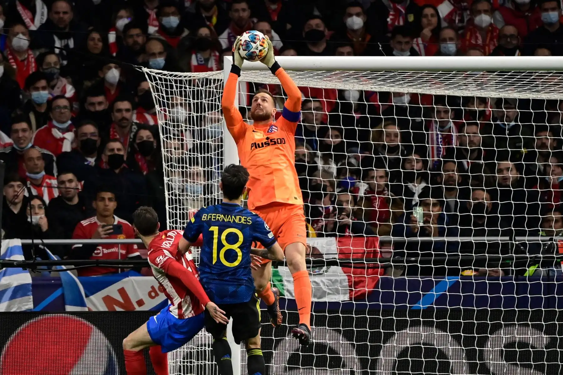 El portero esloveno del Atlético de Madrid, Jan Oblak, detiene el balón durante el partido de fútbol de la Liga de Campeones de la UEFA entre el Atlético de Madrid y el Manchester United.
Foto: AFP