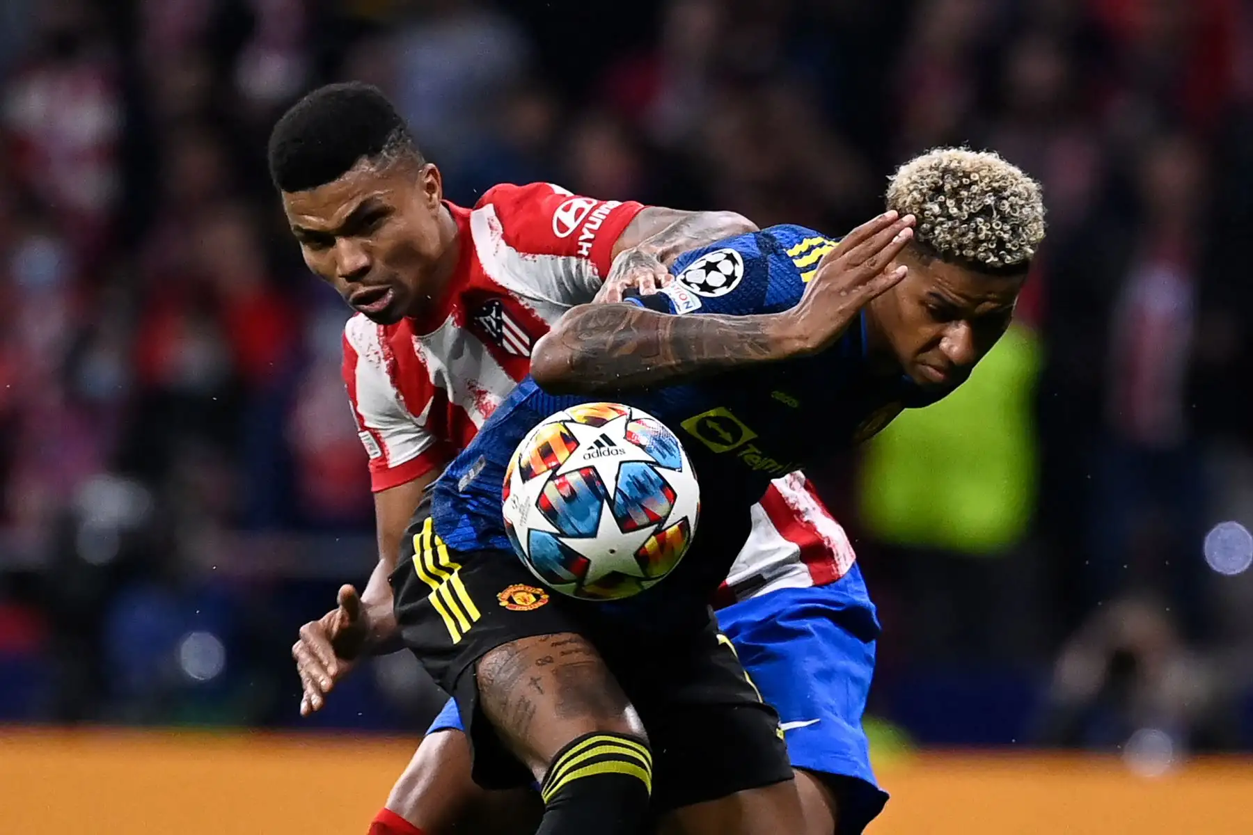 El defensor mozambiqueño del Atlético de Madrid Reinildo  lucha por el balón con el delantero inglés del Manchester United Marcus Rashford durante el partido de fútbol de la Liga de Campeones de la UEFA entre el Atlético de Madrid y el Manchester United.
Foto: AFP