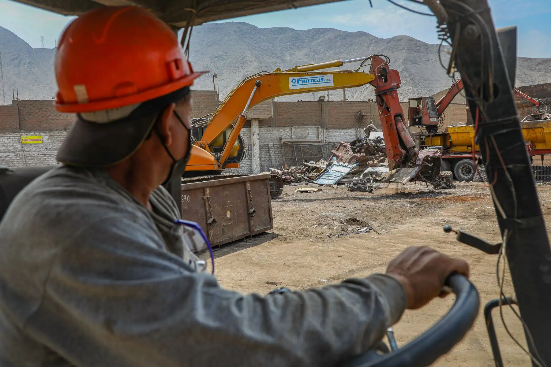La empresa Ferrocas se encargará de la destrucción de vehículos antiguos y con multas internados en los depósitos. Uno de los fines es reducir las emisiones de gases de efecto invernadero. Foto: MTC