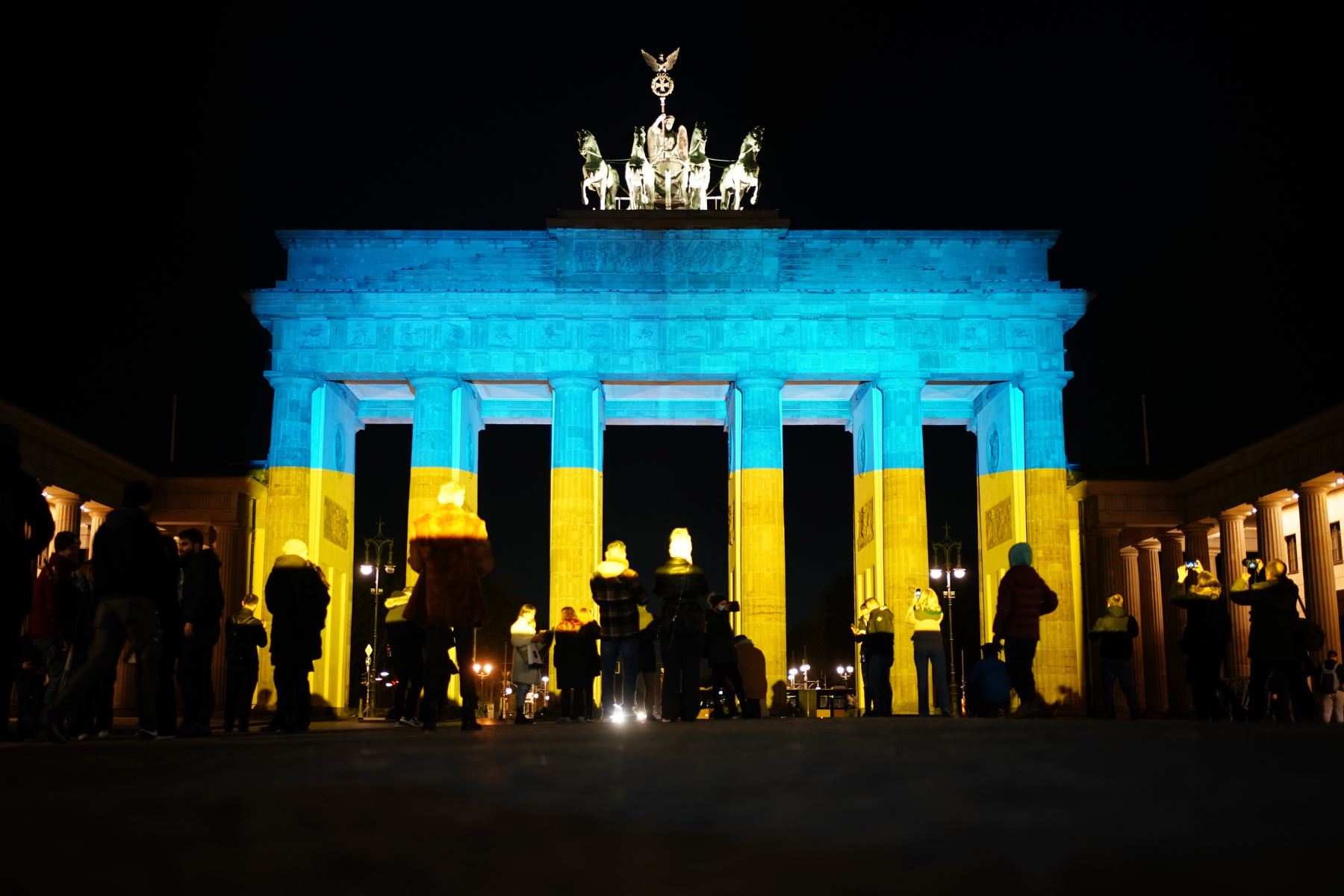 En solidaridad con el pueblo ucraniano, la emblemática Puerta de Brandeburgo, en Berlín, se ilumina con los colores de la bandera de Ucrania. Foto: EFE