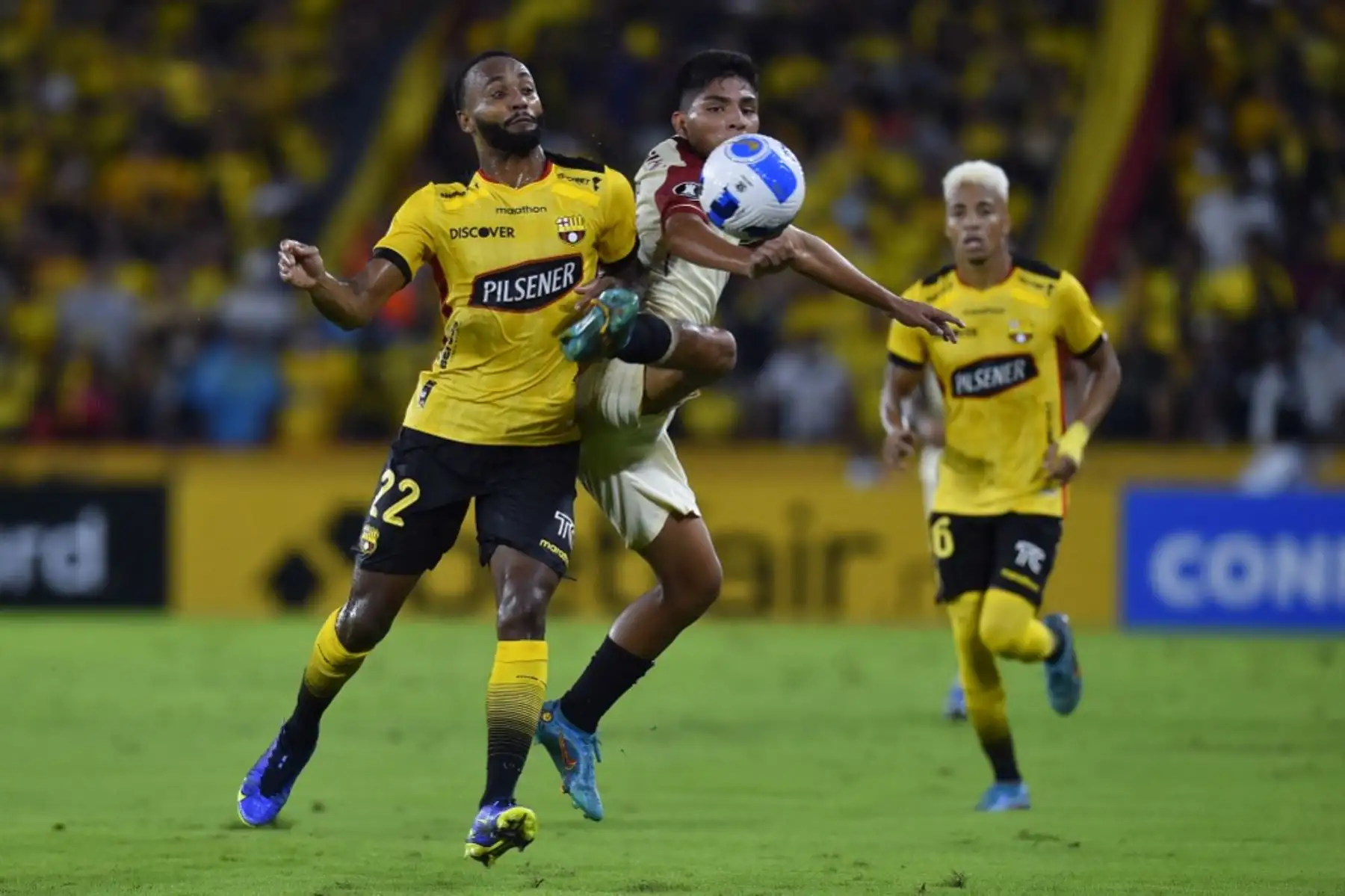 El jugador ecuatoriano del Barcelona Leonai Souza (izquierda) y el peruano Universitario Piero Quispe (derecha) compiten por el balón durante su partido de fútbol de la Copa Libertadores en el estadio Monumental de Guayaquil en Guayaquil, Ecuador, el 23 de febrero de 2022. (Foto de Rodrigo BUENDIA / AFP )
