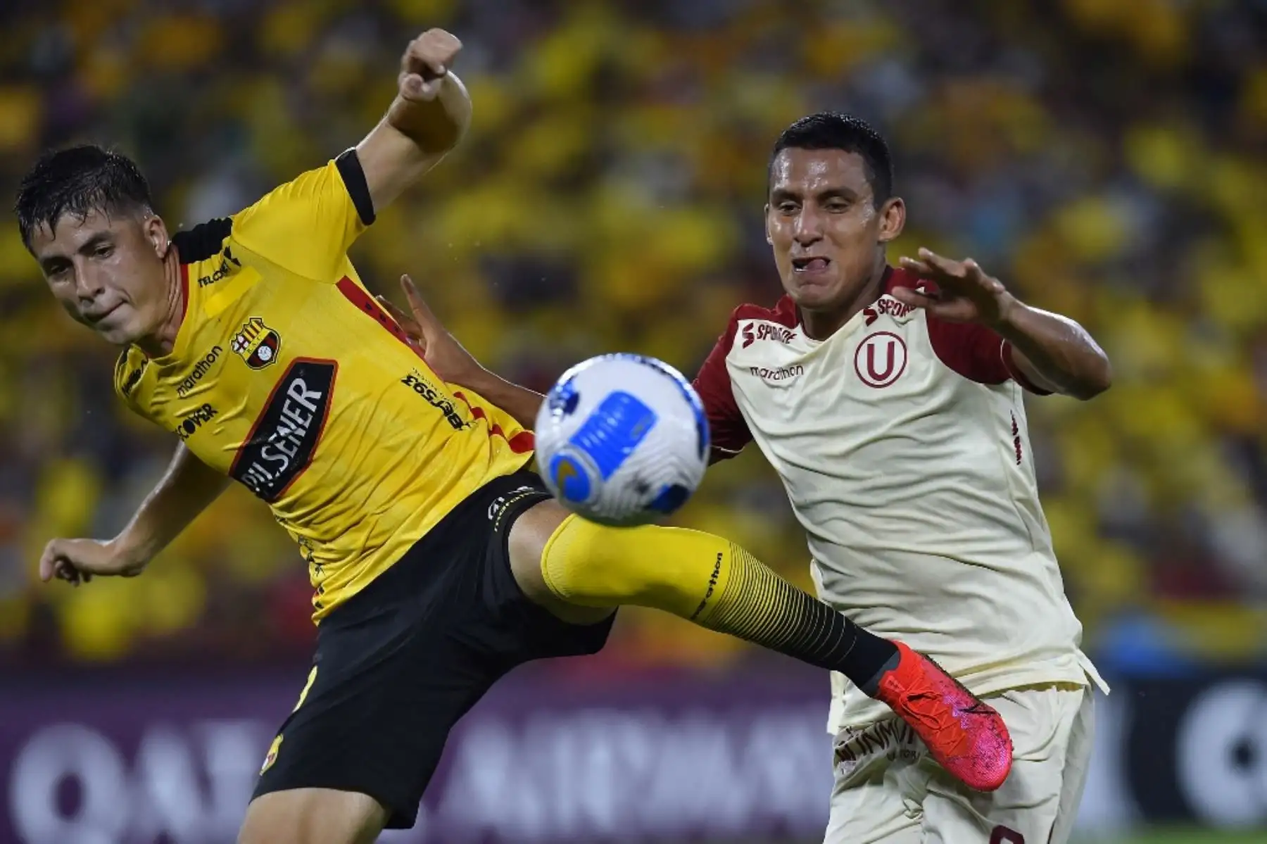 Luca Sosa de Barcelona de Ecuador y Alex Valera de Perú compiten por el balón durante su partido de fútbol de la Copa Libertadores en el estadio Monumental de Guayaquil en Guayaquil, Ecuador, el 23 de febrero de 2022. (Foto de Rodrigo BUENDIA / AFP)