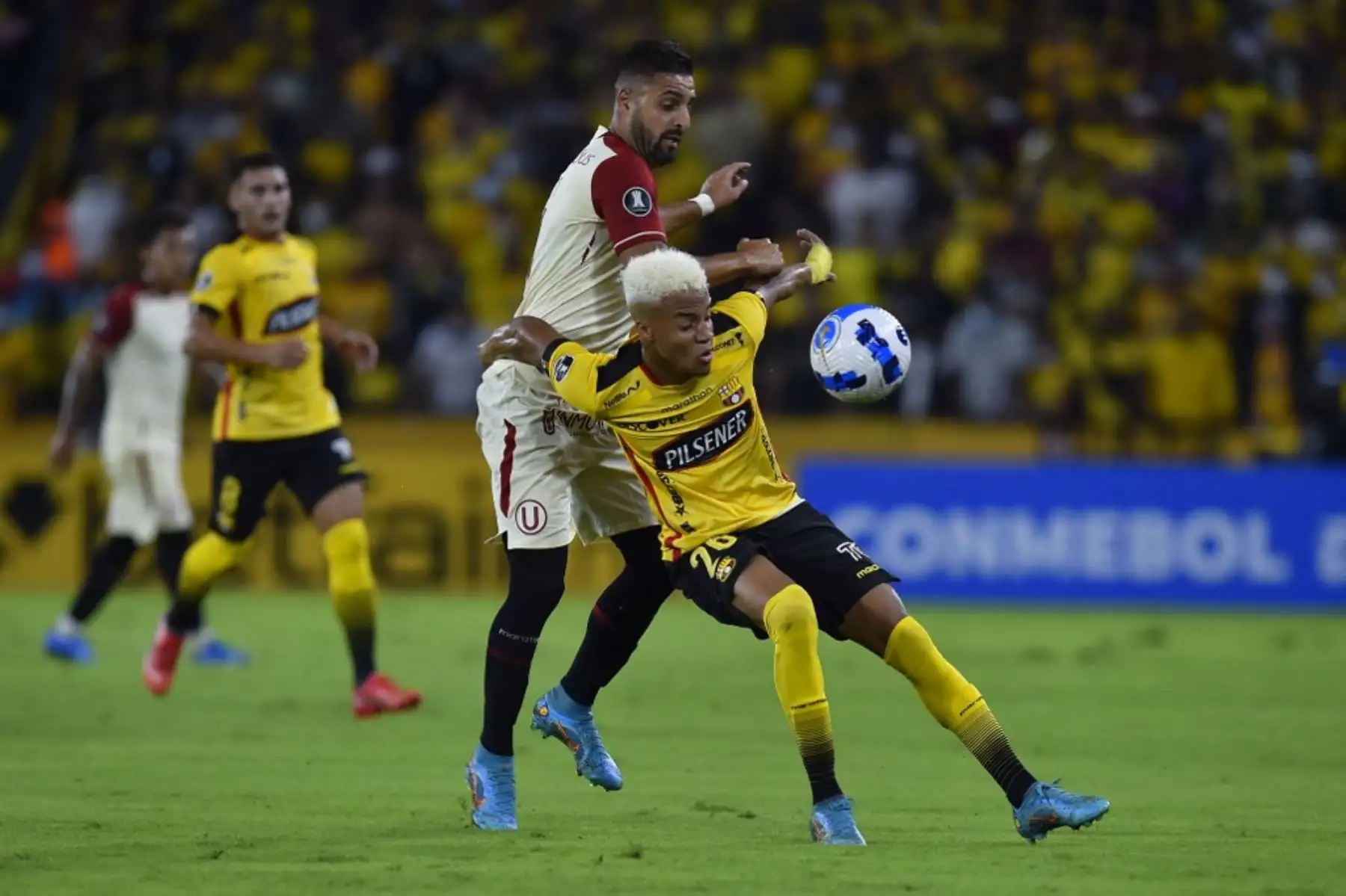 El uruguayo de Universitario Luis Urruti de Perú y el Barcelona Byron Castillo de Ecuador compiten por el balón durante su partido de fútbol de la Copa Libertadores en el estadio Monumental de Guayaquil en Guayaquil, Ecuador, el 23 de febrero de 2022. (Foto de Rodrigo BUENDIA / AFP)