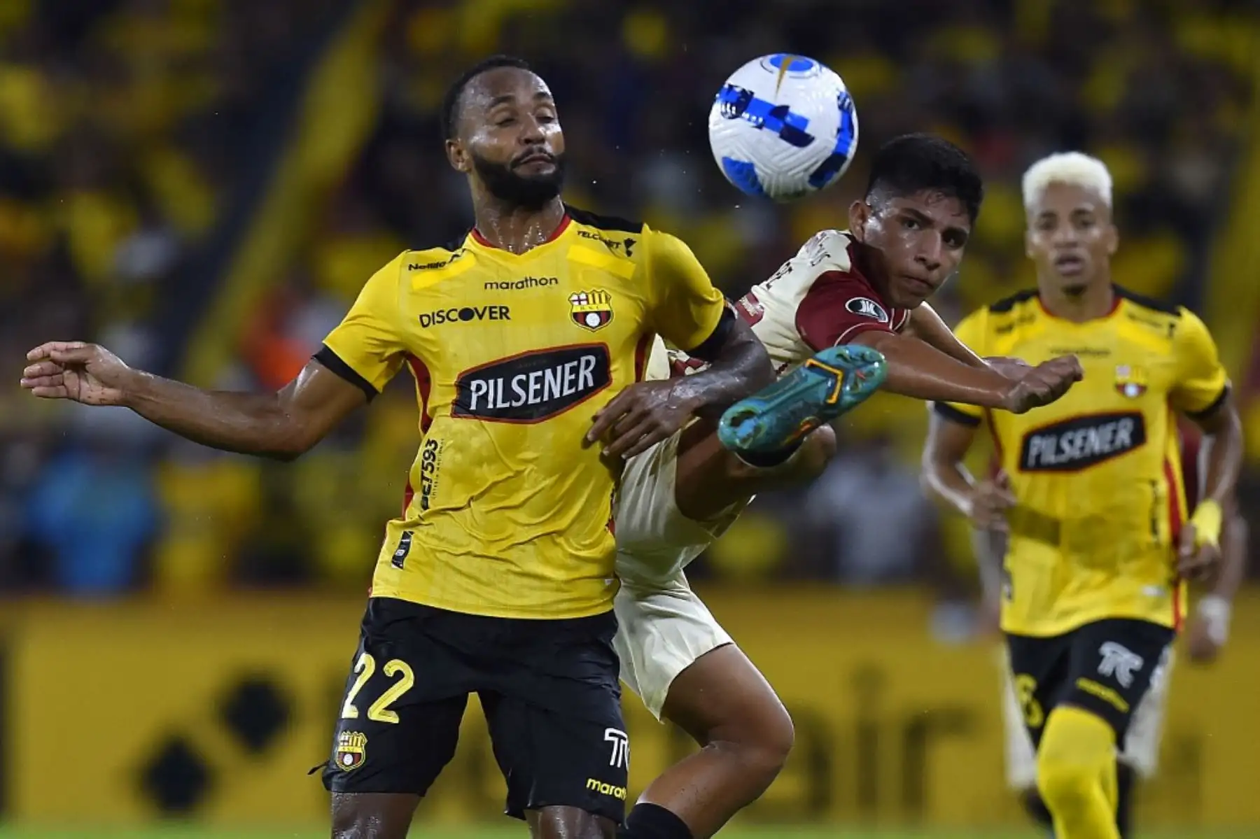El jugador de Barcelona Leonai Souza y Piero Quispe de Universitario de Perú compiten por el balón durante su partido de fútbol de la Copa Libertadores en el estadio Monumental de Guayaquil en Guayaquil, Ecuador, el 23 de febrero de 2022. (Foto de Rodrigo BUENDIA / AFP)