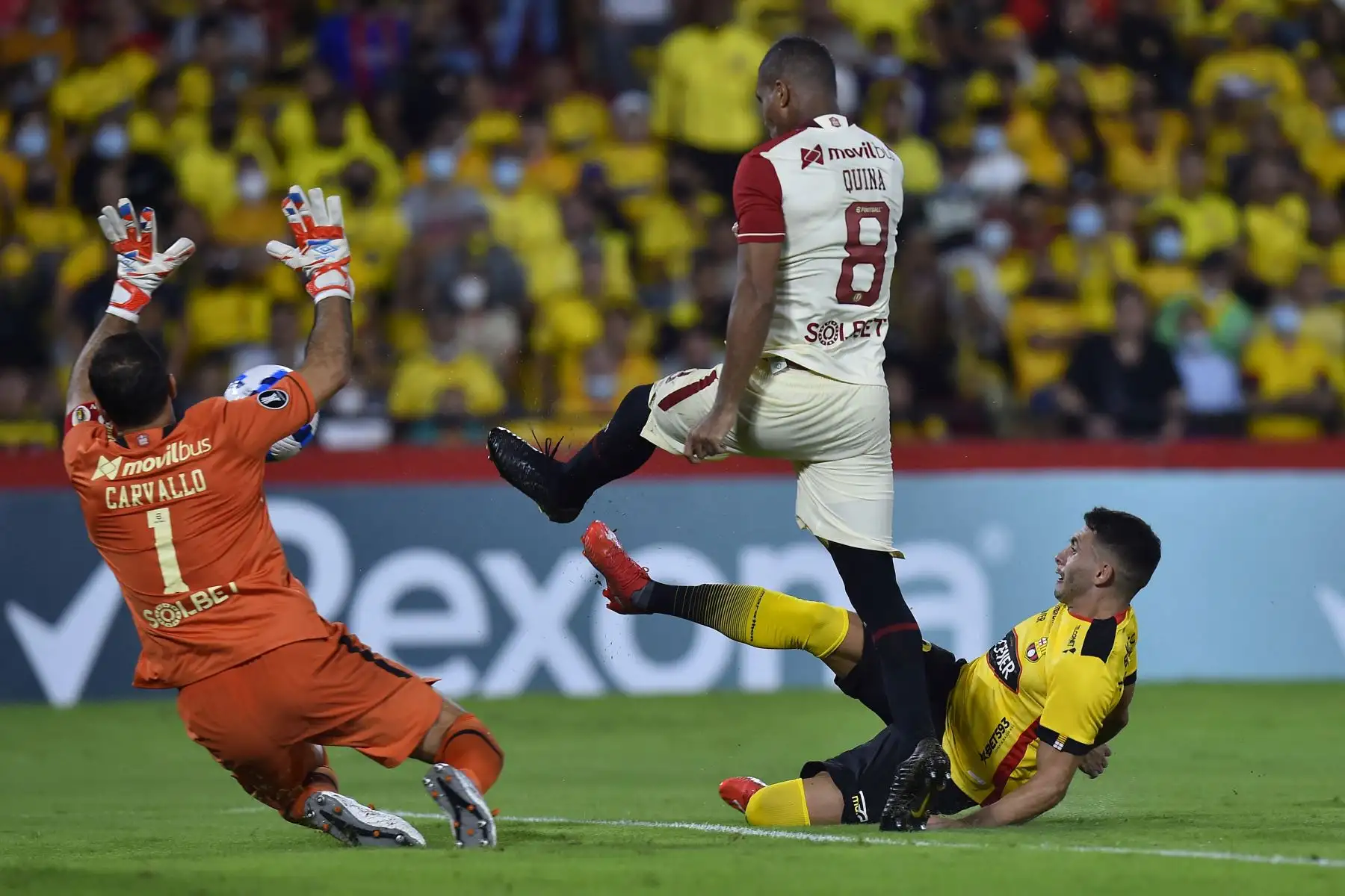 El portero de Universitario de Perú José Carvallo y el jugador de Barcelona de Ecuador Emmanuel Martínez  compiten por el balón durante su partido de fútbol de la Copa Libertadores en el estadio Monumental de Guayaquil.
Foto: AFP