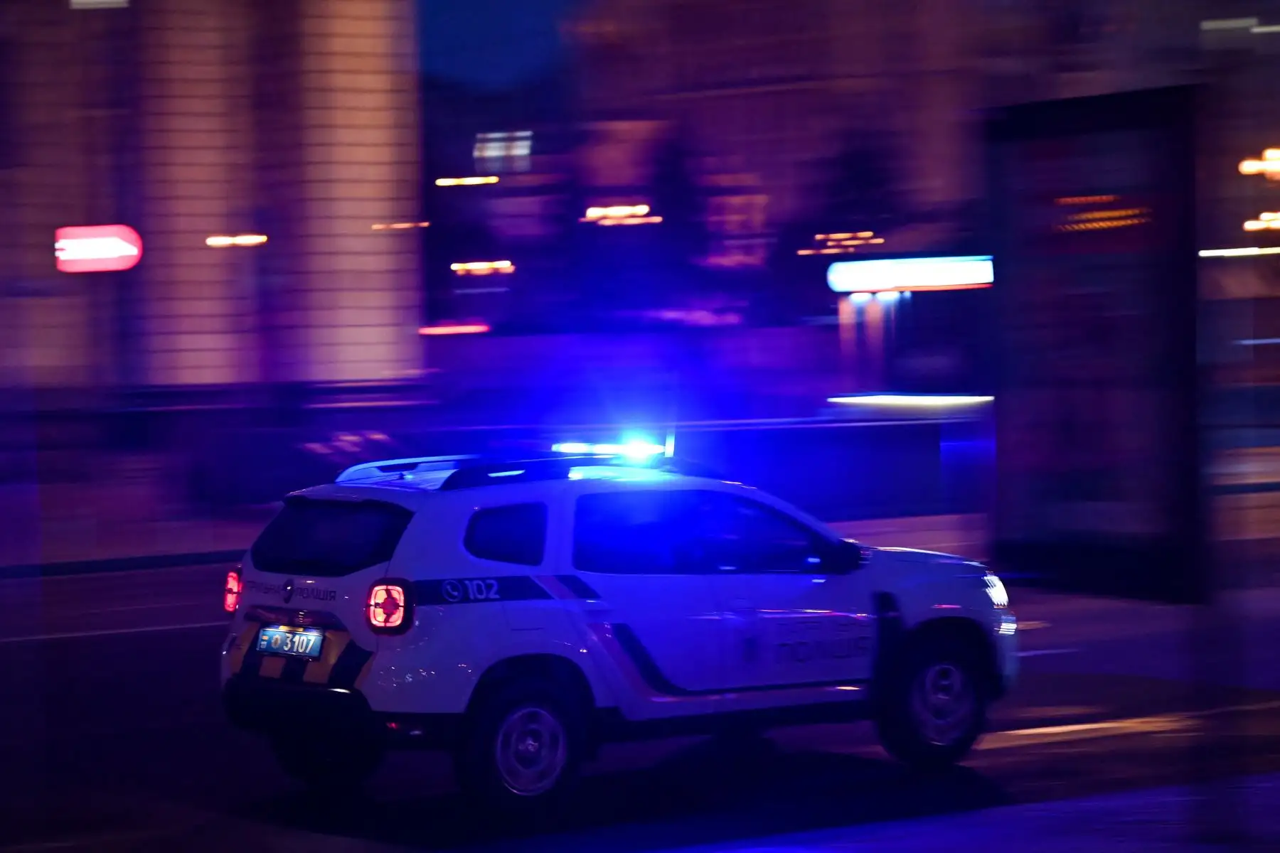 Un coche de policía circula por una calle en el centro de Kiev a primera hora del 24 de febrero de 2022. El presidente ruso, Vladimir Putin, anunció el jueves una operación militar en Ucrania con explosiones que se escucharon poco después en todo el país.
Foto: AFP