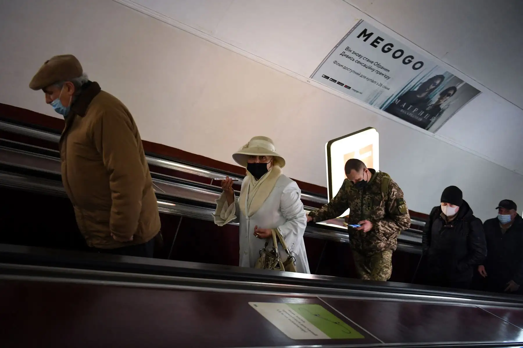 La gente sube a una escalera mecánica en una estación de metro en Kiev. El presidente ruso, Vladimir Putin, anunció una operación militar en Ucrania.
Foto: AFP