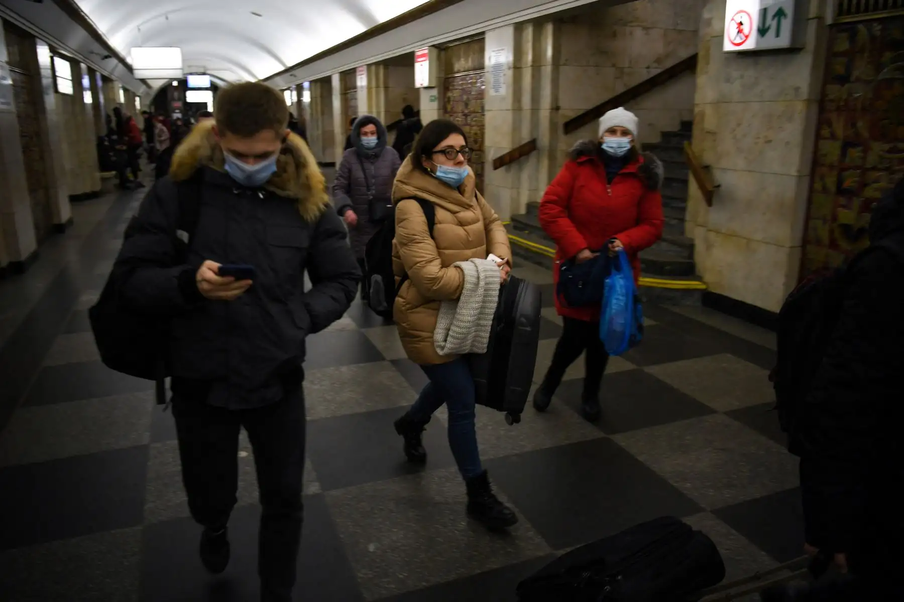 Una mujer con una maleta camina en una estación de metro en Kiev a primera hora del 24 de febrero de 2022. El presidente ruso Vladimir Putin anunció una operación militar en Ucrania.
Foto: AFP