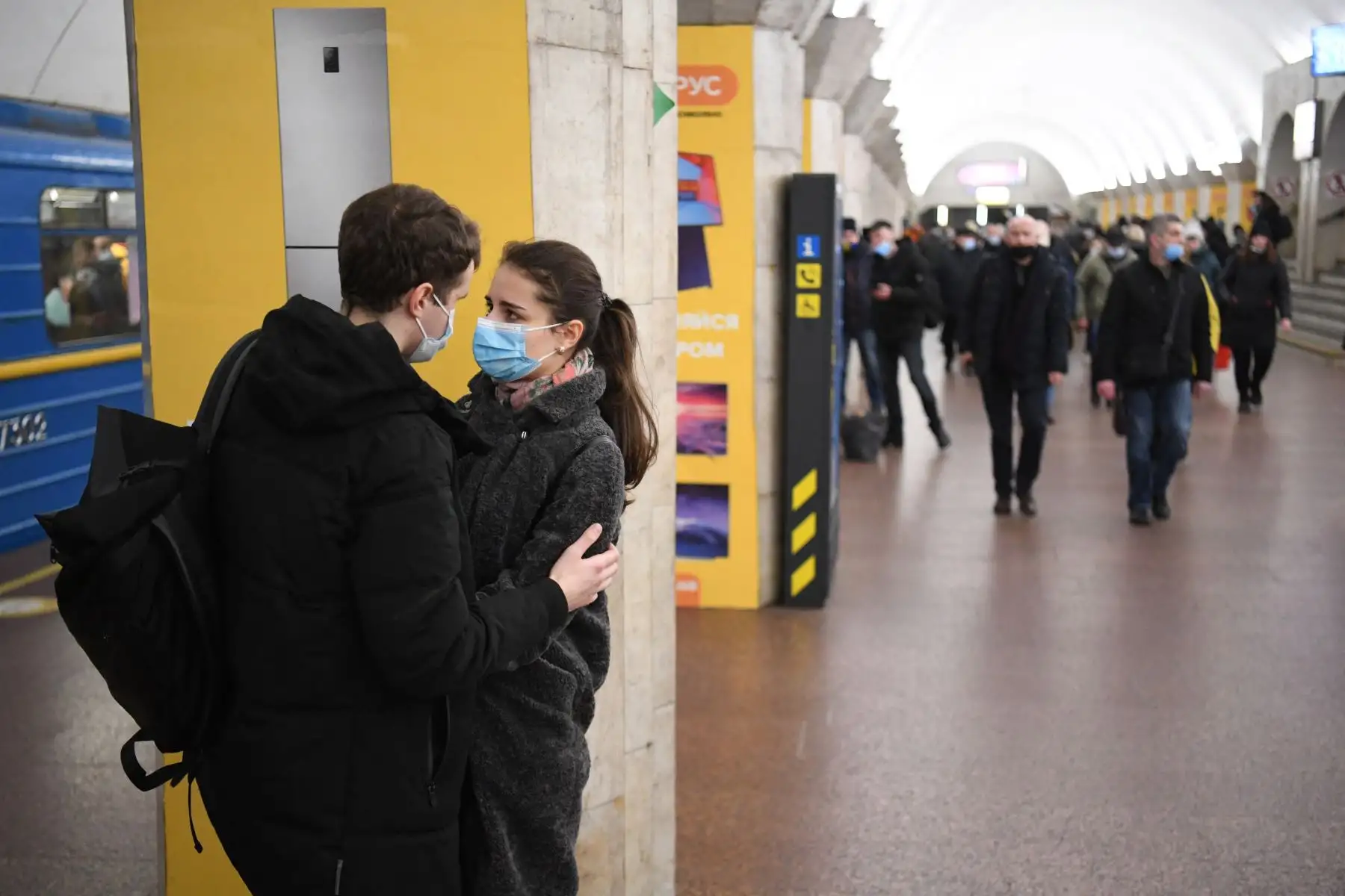 Una pareja habla en una estación de metro en Kiev a primera hora del 24 de febrero de 2022. El presidente ruso, Vladimir Putin, anunció el jueves una operación militar en Ucrania.
Foto: AFP