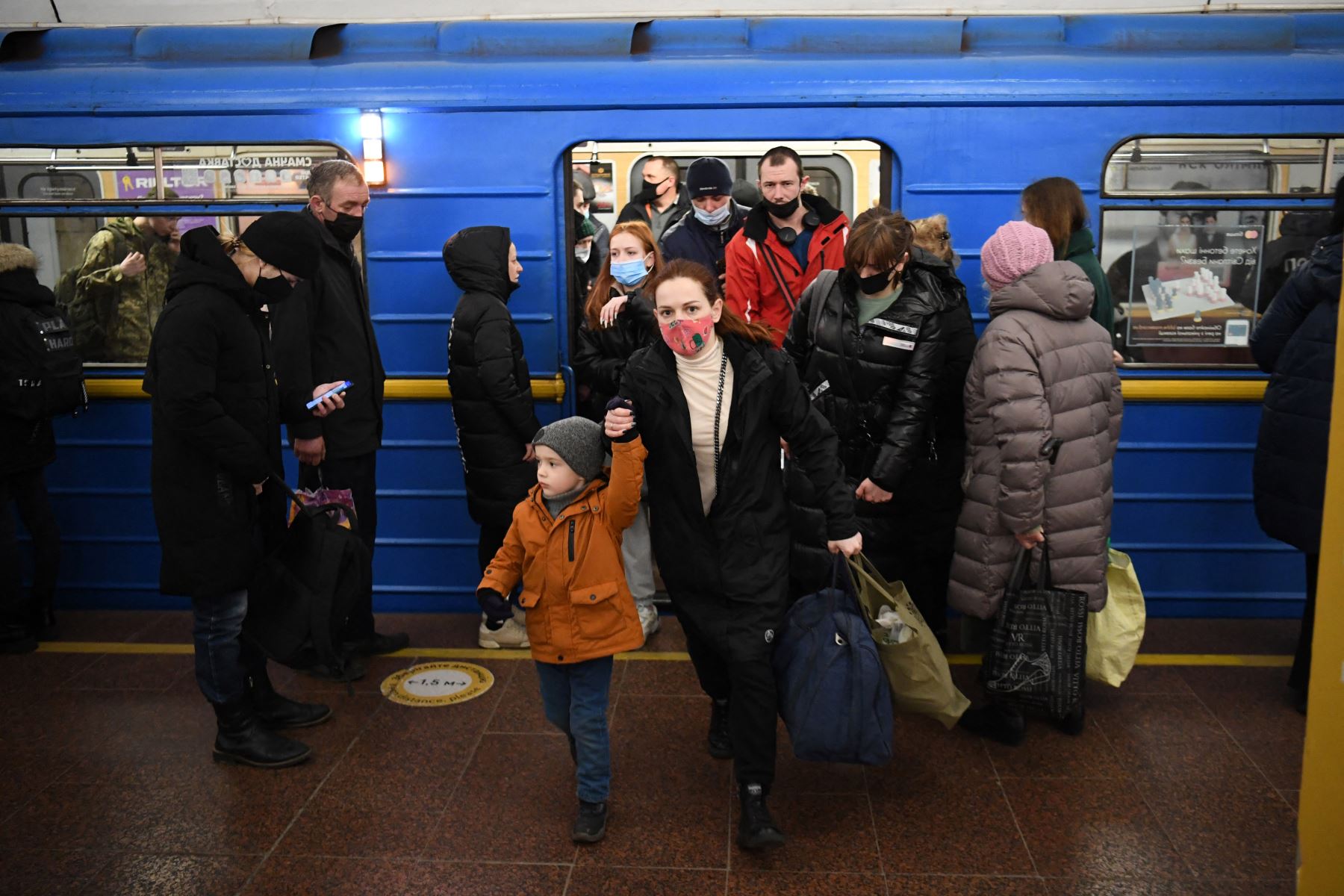 La gente sale de un tren en una estación de metro en Kiev a primera hora del 24 de febrero del 2022. Foto: AFP.
