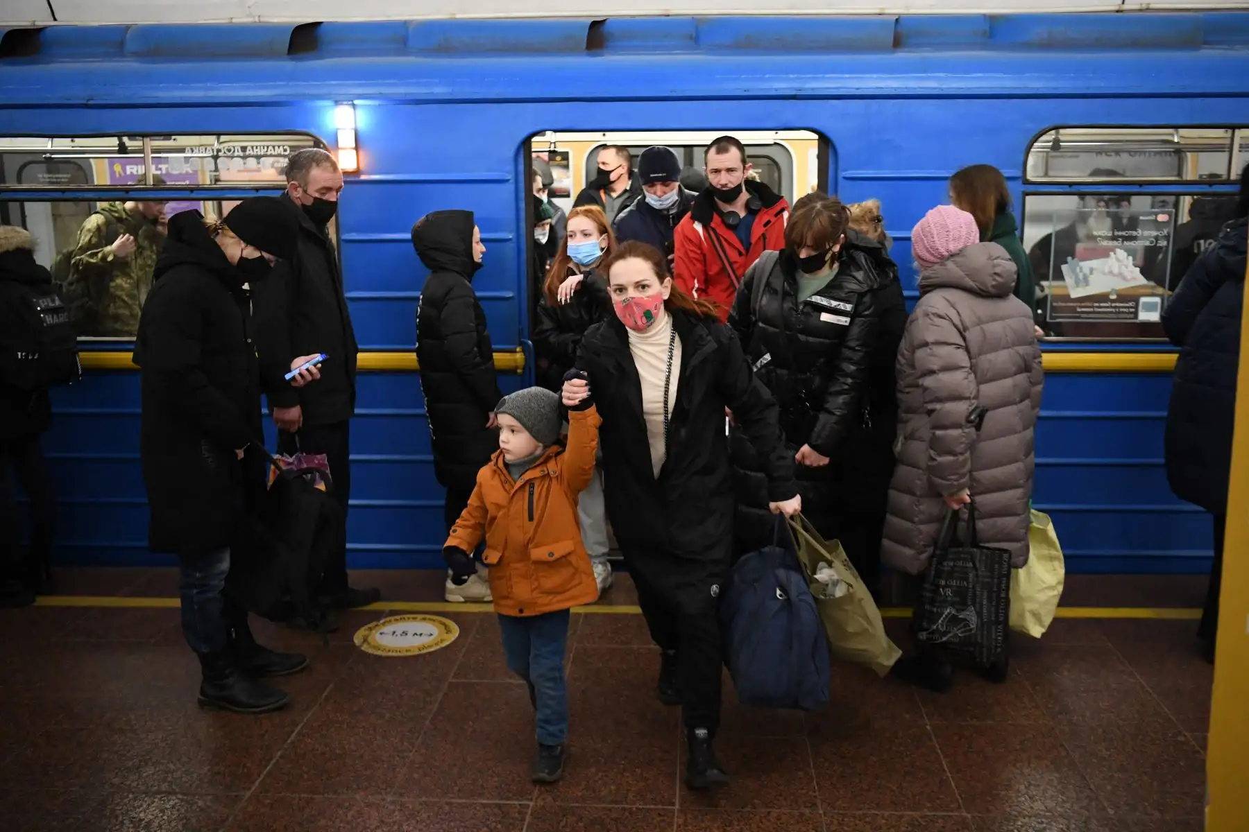 La gente sale de un tren en una estación de metro en Kiev a primera hora del 24 de febrero de 2022. El presidente ruso, Vladimir Putin, anunció el jueves una operación militar en Ucrania.
Foto: AFP
