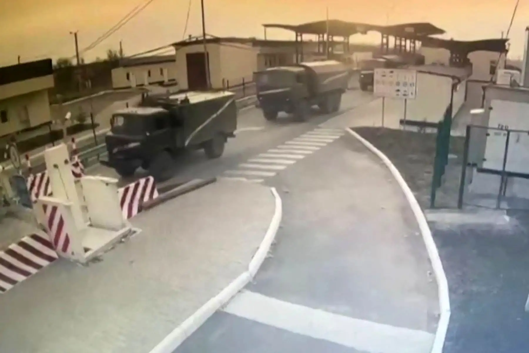 Esta imagen de CCTV publicada el 24 de febrero de 2022 por el Comité de la Guardia Fronteriza de Ucrania muestra equipos militares rusos cruzando el puesto de control fronterizo de Crimea. Foto: AFP