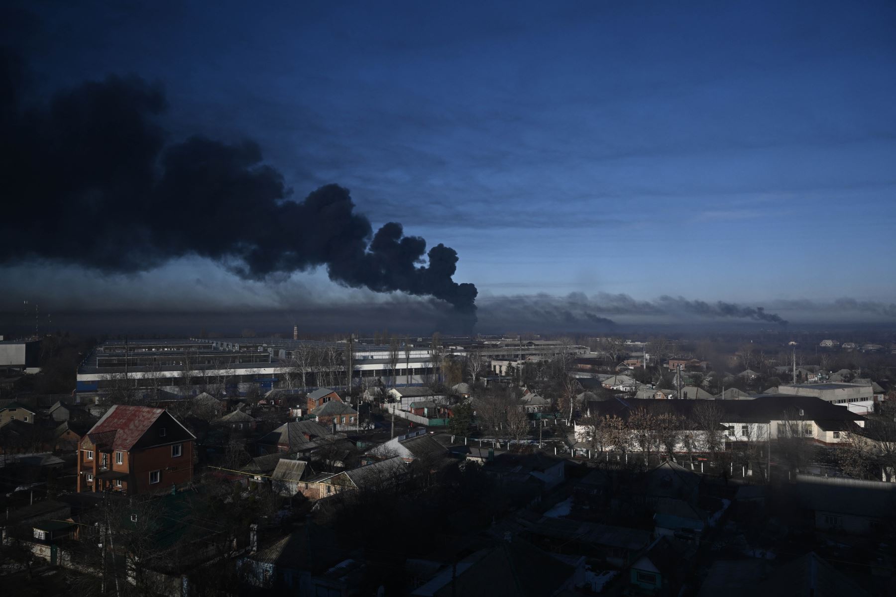 Humo negro sale de un aeropuerto militar en Chuguyev, cerca de Kharkiv. Foto: AFP