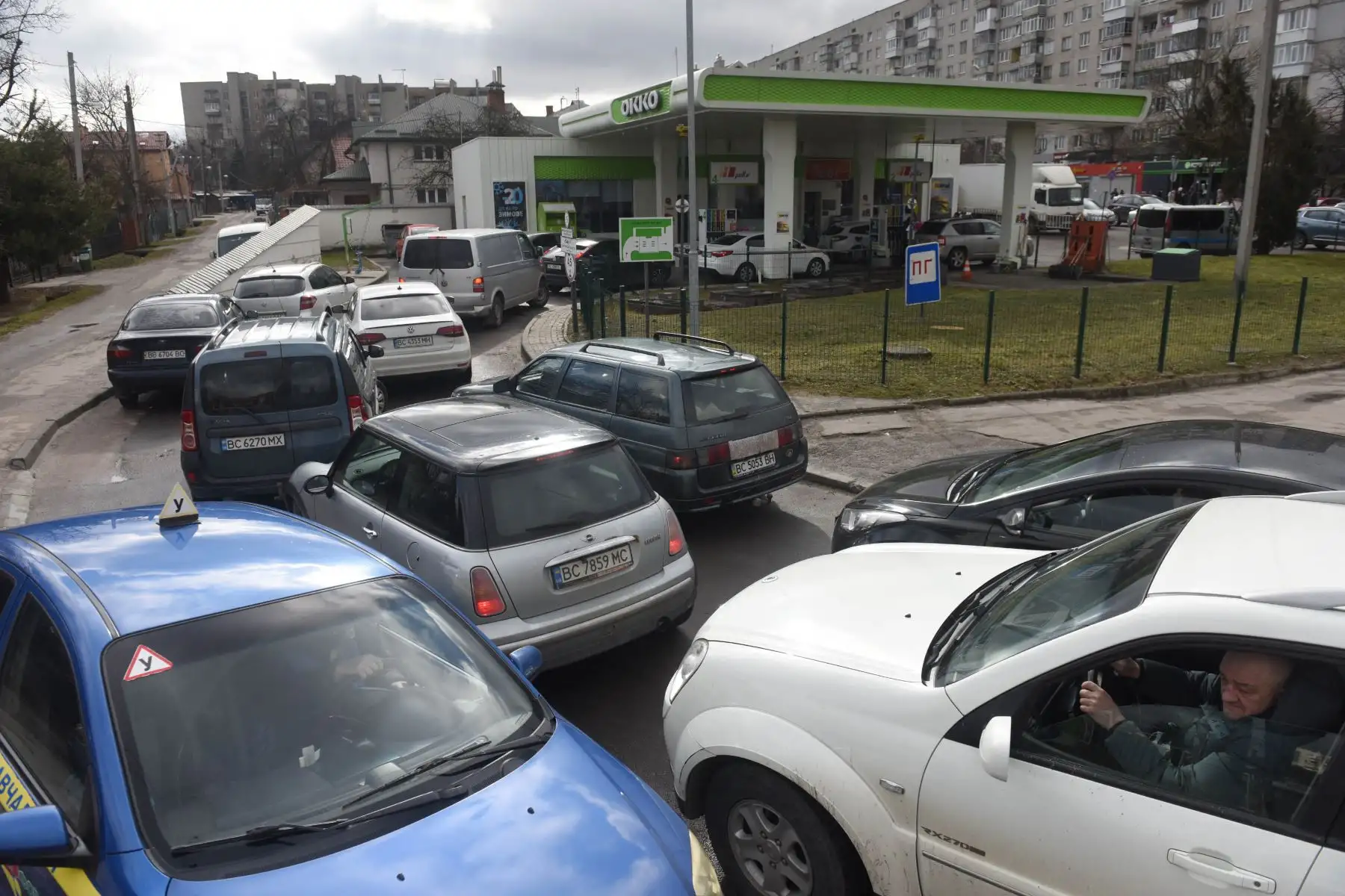 La gente hace cola en una gasolinera en la ciudad de Lviv, en el oeste de Ucrania. Foto: AFP.