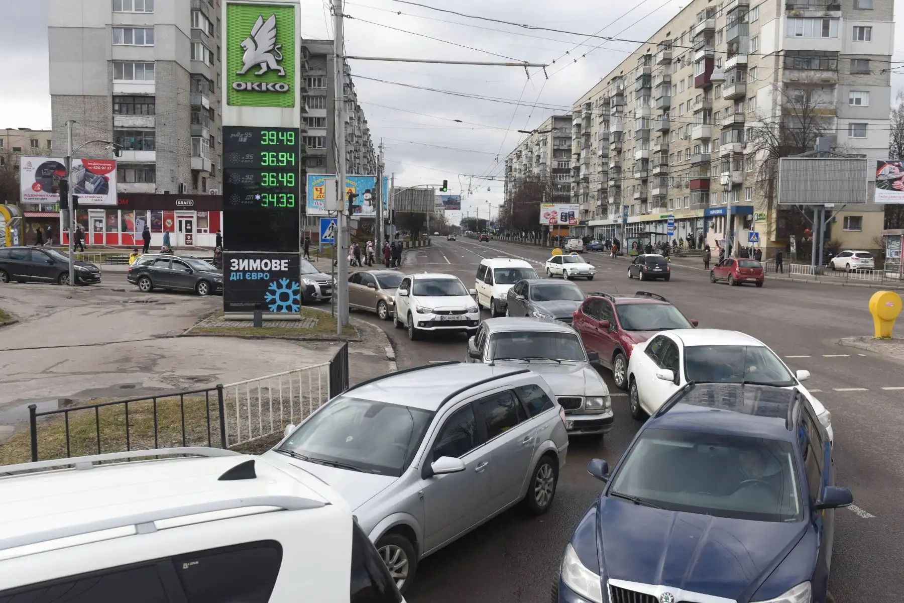 La gente hace cola en una gasolinera en la ciudad de Lviv, en el oeste de Ucrania. Foto: AFP