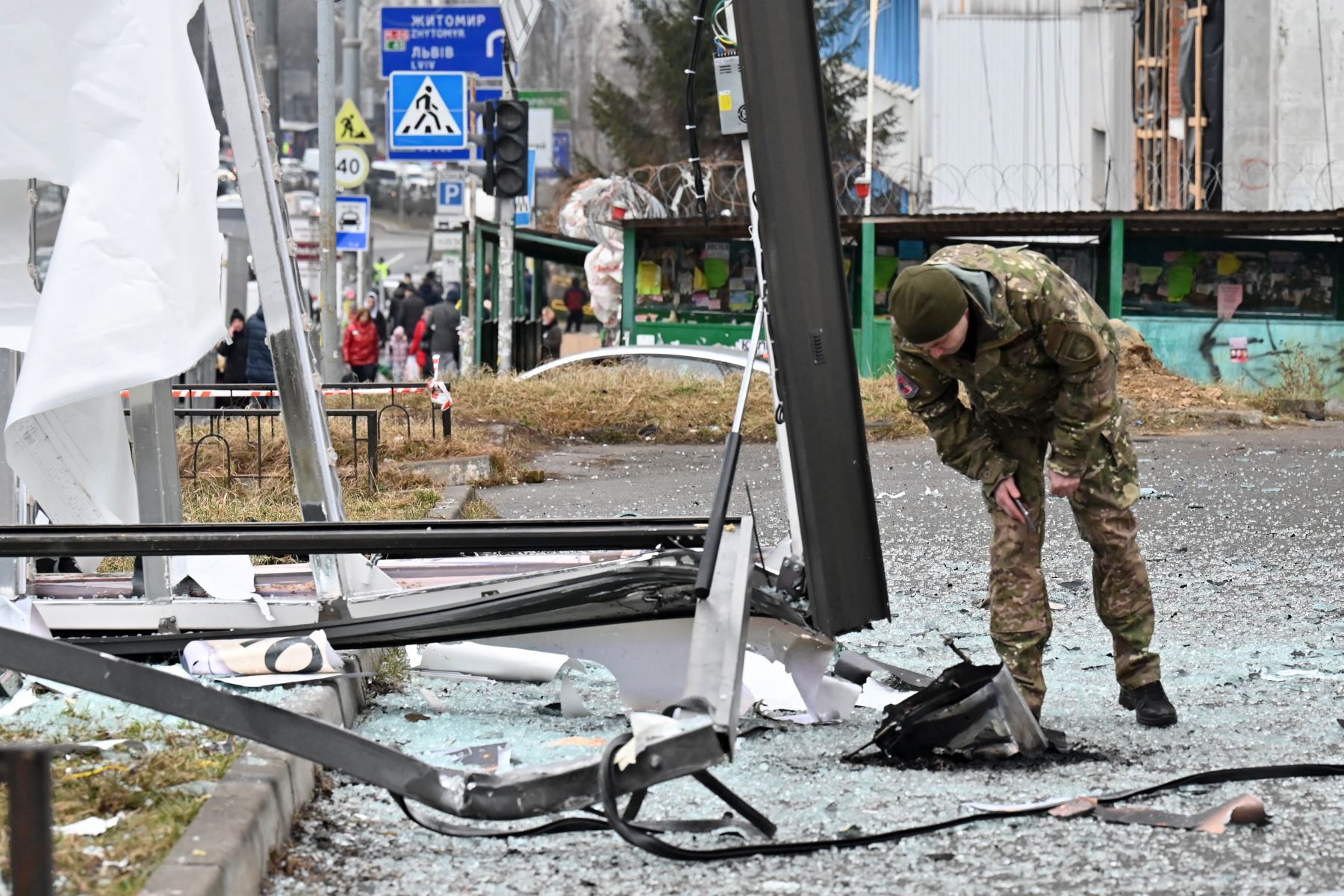 La gente reacciona alrededor de los restos de proyectiles en Kiev. Foto: AFP