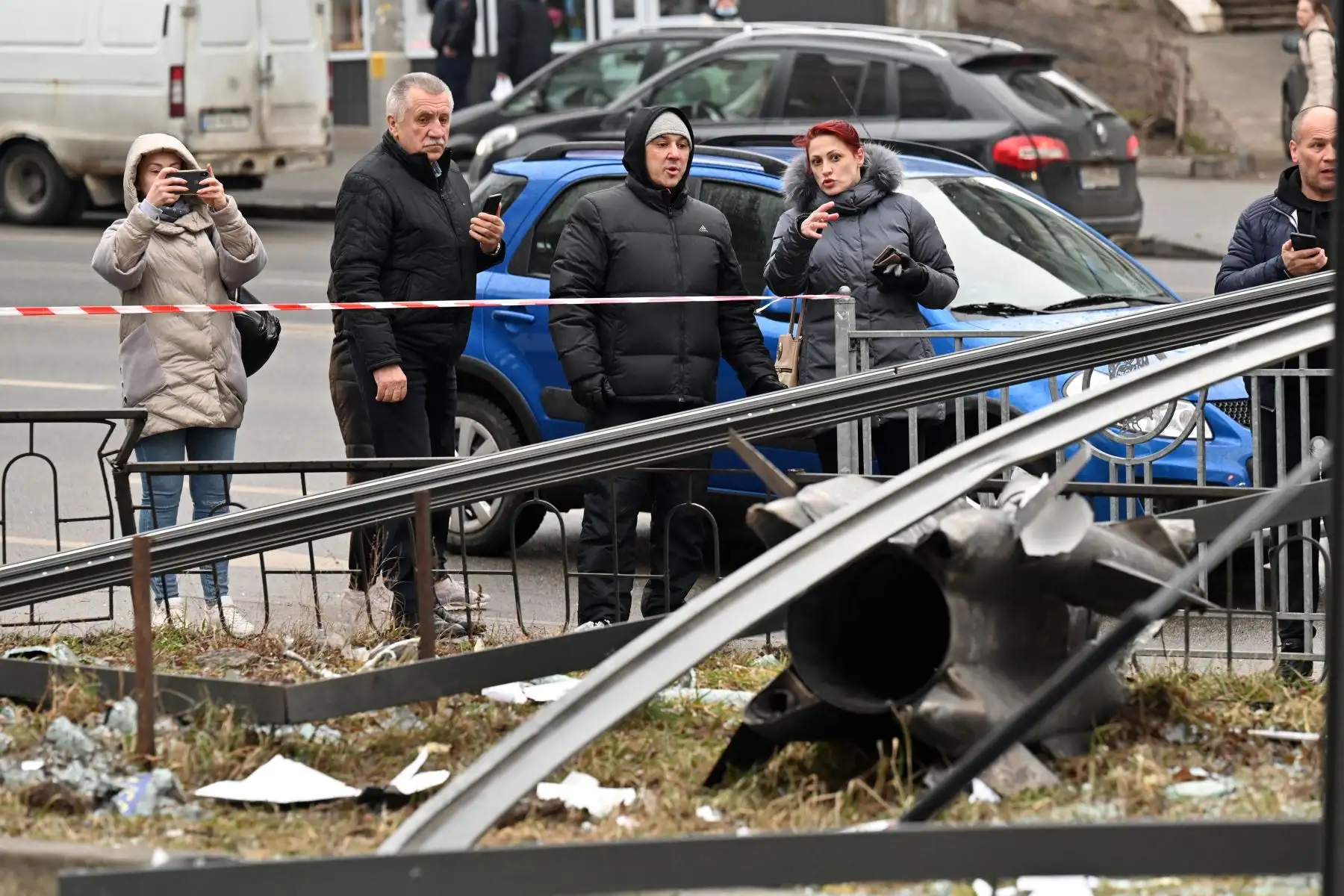 La gente reacciona alrededor de los restos de proyectiles en Kiev. Foto: AFP