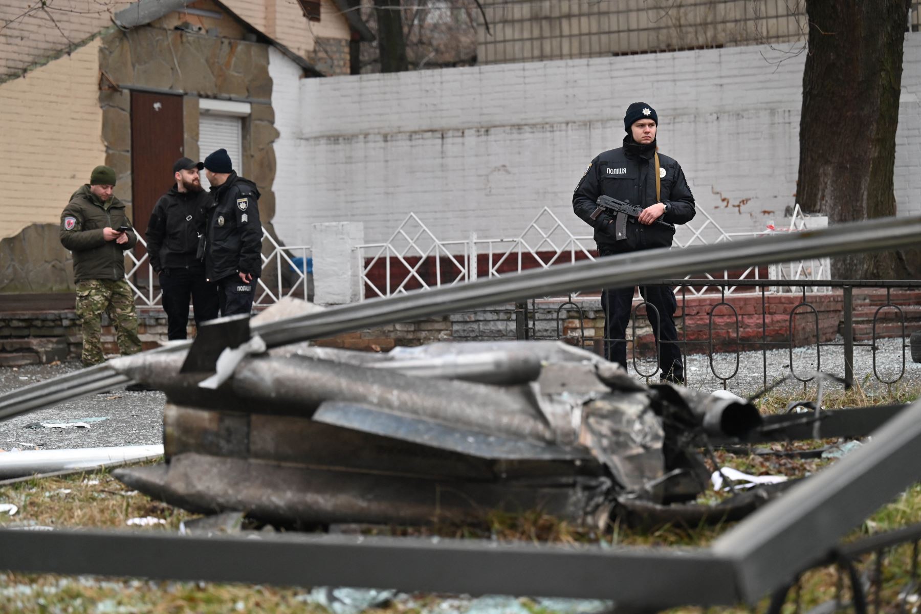 La gente reacciona alrededor de los restos de proyectiles en Kiev. Foto: AFP