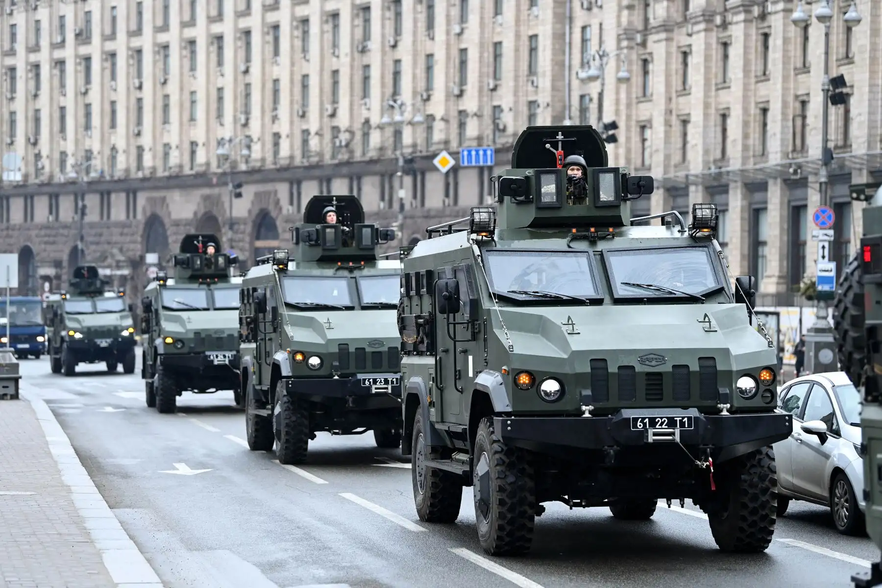 Vehículos militares ucranianos pasan por la plaza de la Independencia en el centro de Kiev. Foto: AFP