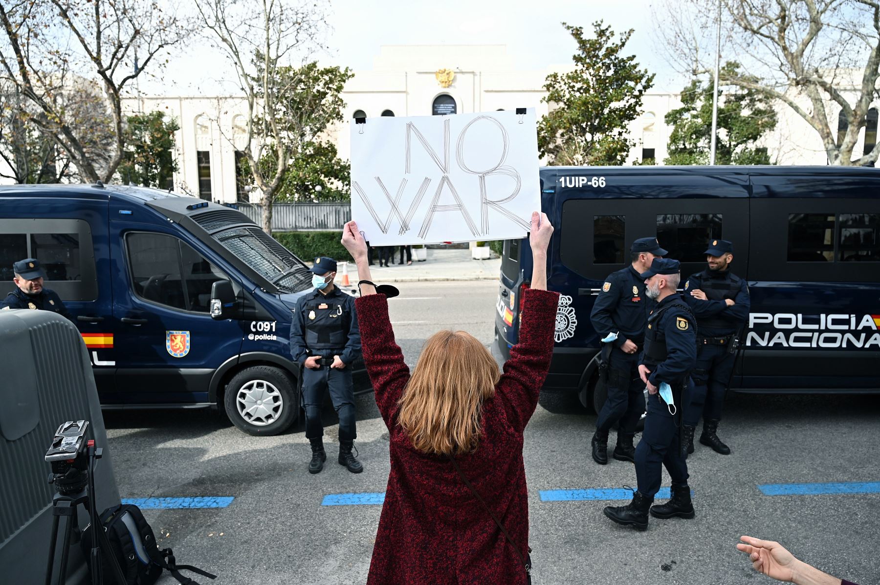 Protesta llevada a cabo este jueves a las puertas de la embajada de Rusia en España, sita en Madrid, tras el comienzo de la operación militar rusa en Ucrania. Foto: EFE