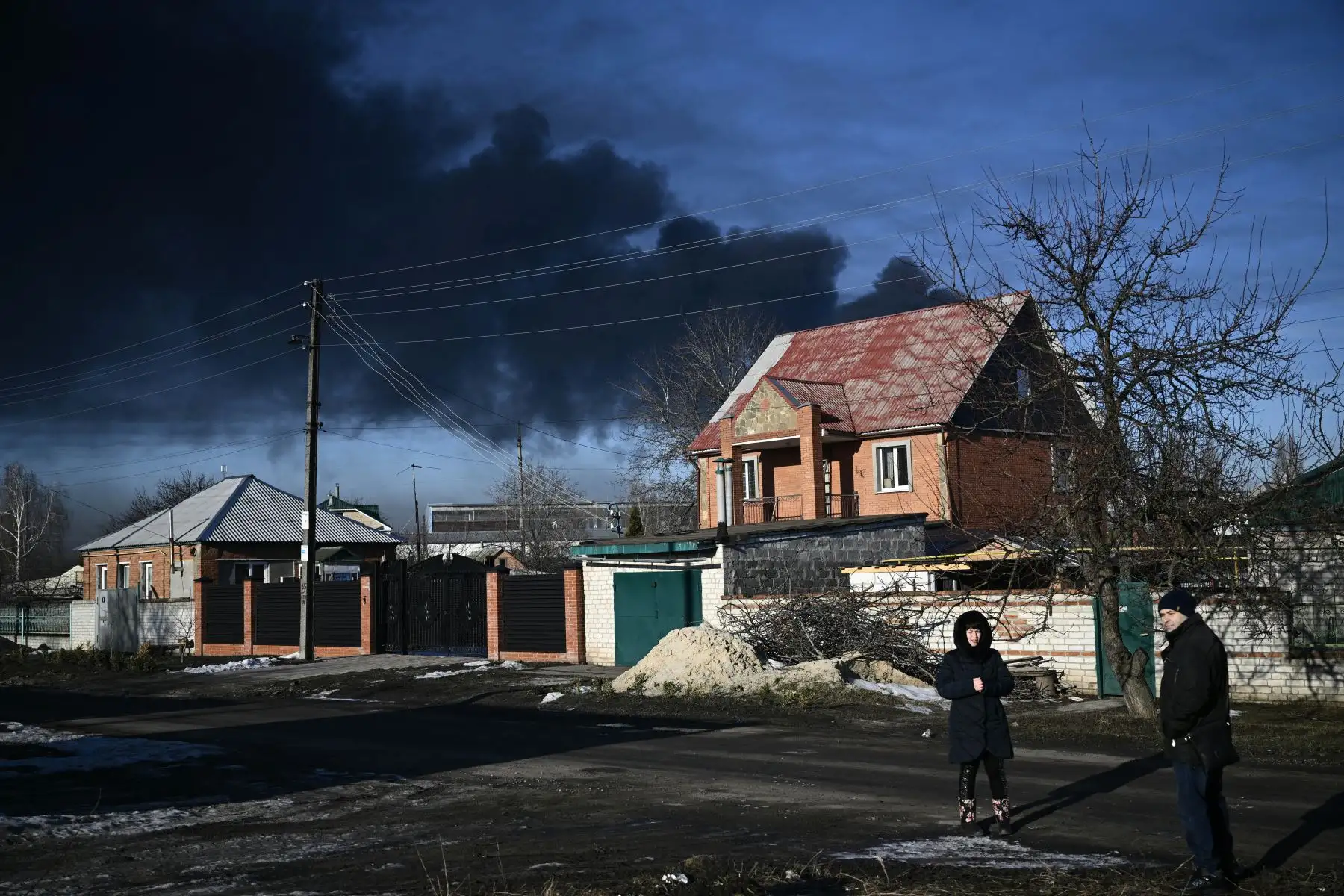 Humo negro sale de un aeropuerto militar en Chuguyev, cerca de Kharkiv. El presidente ruso, Vladimir Putin, anunció hoy una operación militar en Ucrania. Foto: AFP