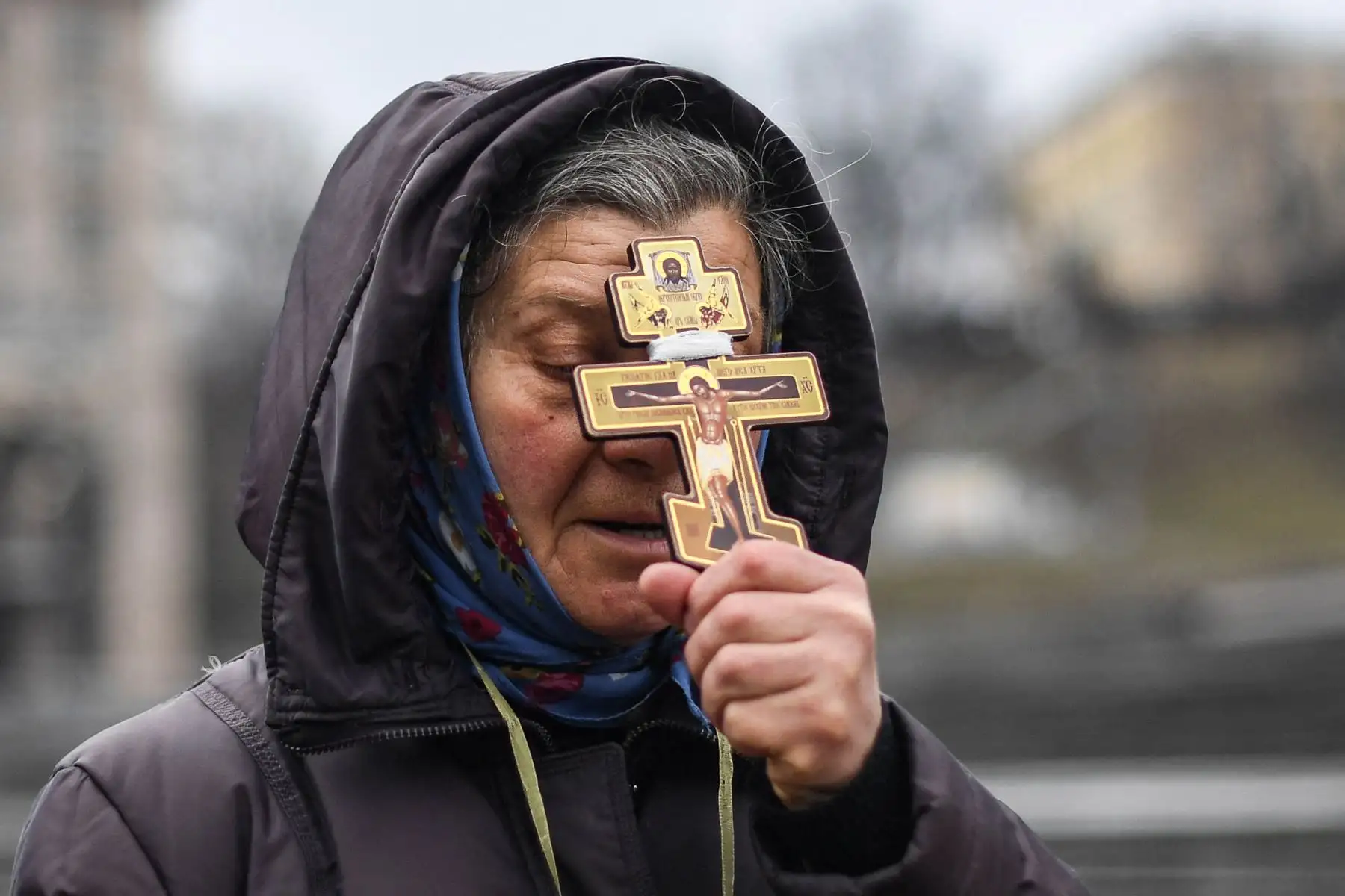 Una mujer religiosa sostiene una cruz mientras reza en la plaza de la Independencia en Kiev. Foto: AFP