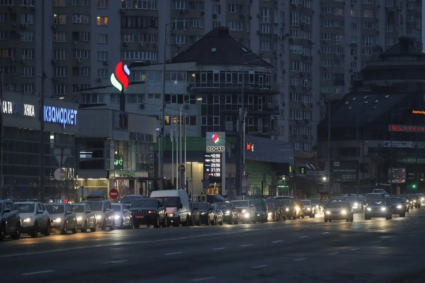 Los vehículos se alinean junto a una gasolinera en Kiev, Ucrania. Las tropas rusas ingresaron a Ucrania mientras el presidente del país, Volodymyr Zelensky, se dirigía a la nación. Foto: EFE