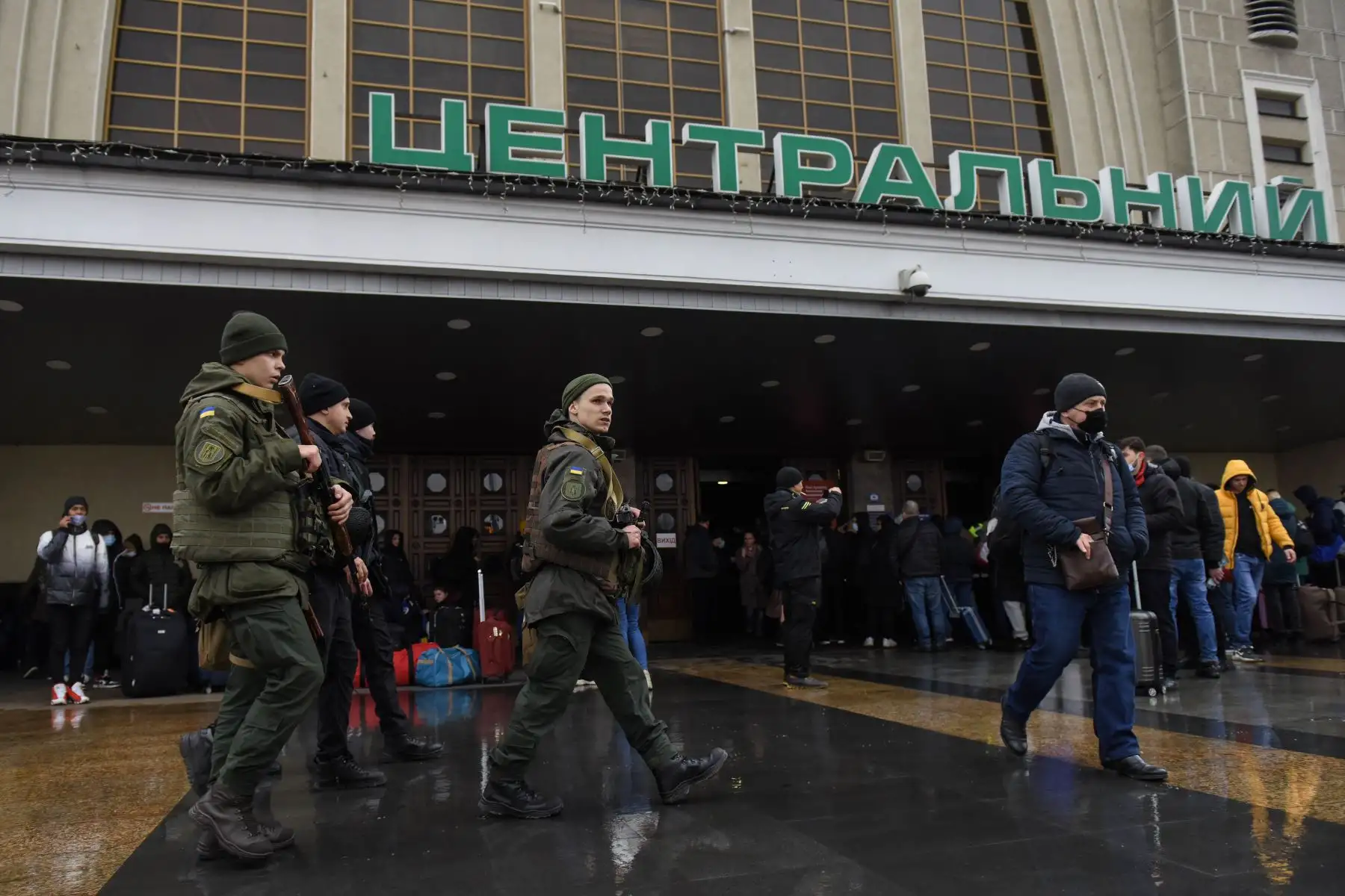Patrulla armada en la estación central de trenes de Kiev en Kiev, Ucrania. Foto: EFE