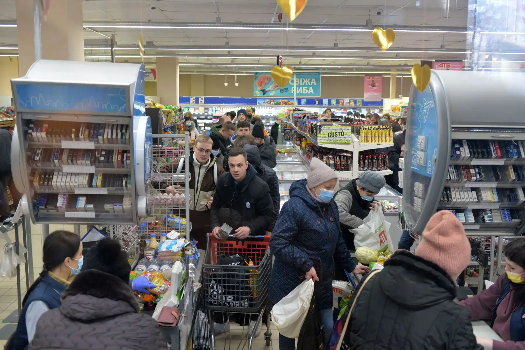 La gente hace cola en las cajas de un supermercado en Kharkiv. Foto: AFP