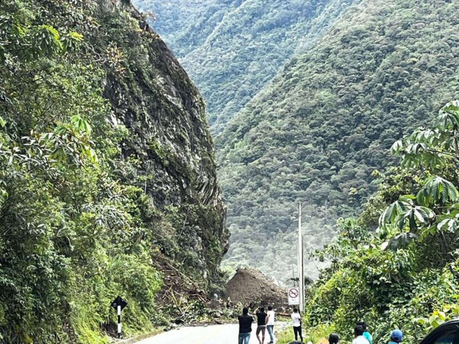 Deslizamiento de grandes proporciones bloquea la carretera Interoceánica Cusco-Madre de Dios e impide el paso de vehículos.
