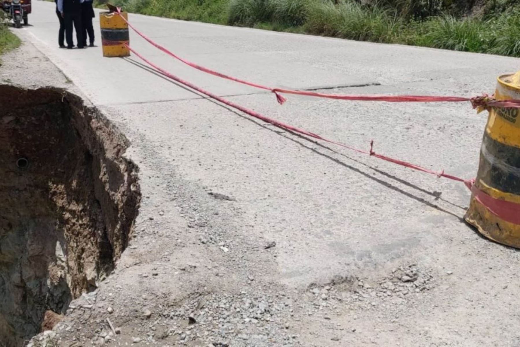 Pasco: por intensas lluvias se desplomó un carril de Carretera central en Huariaca