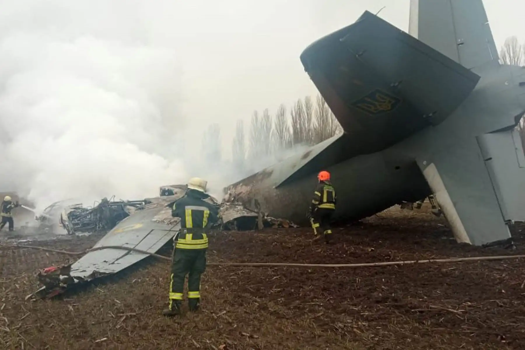 Accidente de un avión militar de las Fuerzas Armadas de Ucrania, en el distrito de Obukhiv, cerca de Kiev. Foto: EFE