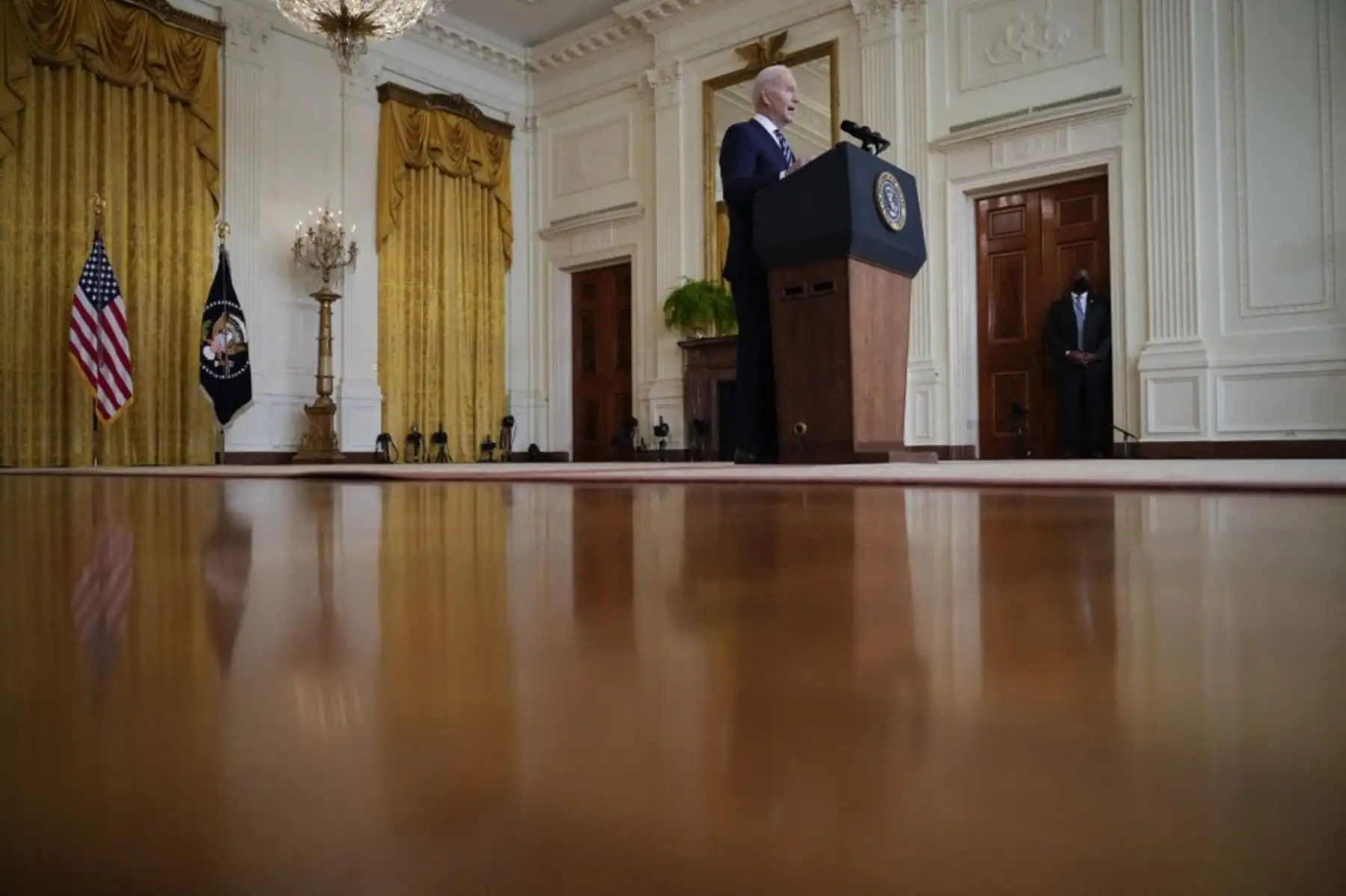 El presidente de EE. UU., Joe Biden, se pronuncia sobre la invasión militar de Rusia a Ucrania en la Sala Este de la Casa Blanca el 24 de febrero de 2022 en Washington, DC. Biden anunció una nueva ronda de sanciones contra Rusia después de que el presidente Vladimir Putin lanzara un ataque contra Ucrania desde tierra, mar y aire este jueves. Foto: Drew Angerer/Getty Images/AFP