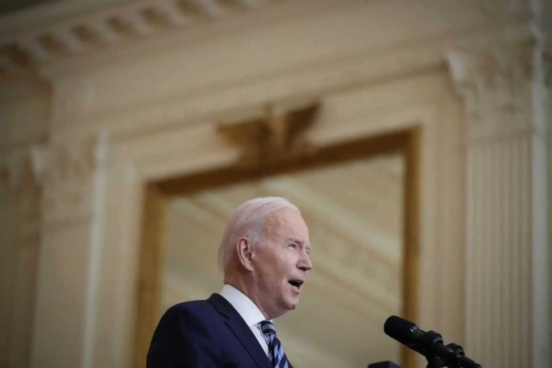 El presidente de EE. UU., Joe Biden, se pronuncia sobre la invasión militar de Rusia a Ucrania en la Sala Este de la Casa Blanca el 24 de febrero de 2022 en Washington, DC. Biden anunció una nueva ronda de sanciones contra Rusia después de que el presidente Vladimir Putin lanzara un ataque contra Ucrania desde tierra, mar y aire este jueves. Foto: Drew Angerer/Getty Images/AFP