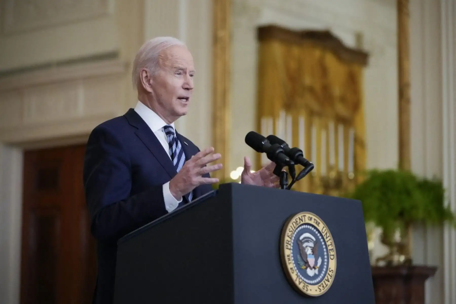 El presidente de EE. UU., Joe Biden, se pronuncia sobre la invasión militar de Rusia a Ucrania en la Sala Este de la Casa Blanca el 24 de febrero de 2022 en Washington, DC. Biden anunció una nueva ronda de sanciones contra Rusia después de que el presidente Vladimir Putin lanzara un ataque contra Ucrania desde tierra, mar y aire este jueves. Foto: Drew Angerer/Getty Images/AFP