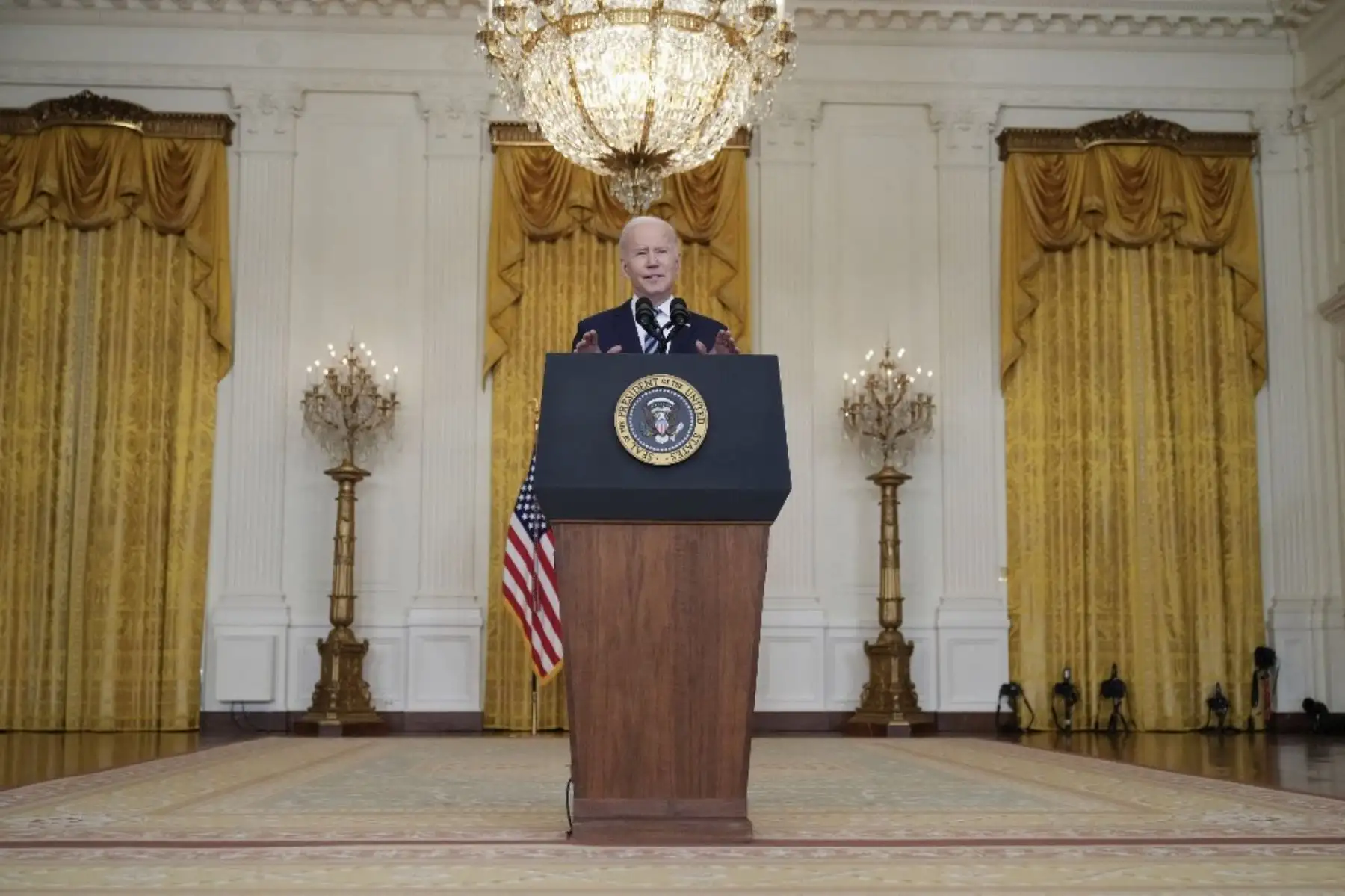 El presidente de EE. UU., Joe Biden, se pronuncia sobre la invasión militar de Rusia a Ucrania en la Sala Este de la Casa Blanca el 24 de febrero de 2022 en Washington, DC. Biden anunció una nueva ronda de sanciones contra Rusia después de que el presidente Vladimir Putin lanzara un ataque contra Ucrania desde tierra, mar y aire este jueves. Foto: Drew Angerer/Getty Images/AFP