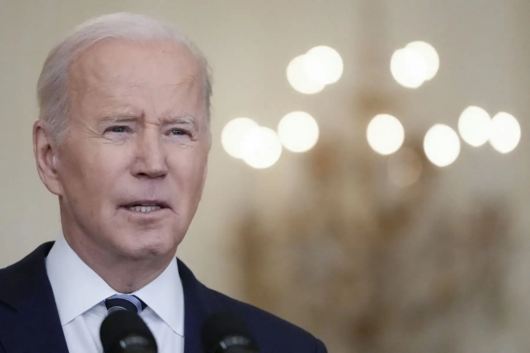El presidente de EE. UU., Joe Biden, se pronuncia sobre la invasión militar de Rusia a Ucrania en la Sala Este de la Casa Blanca el 24 de febrero de 2022 en Washington, DC. Biden anunció una nueva ronda de sanciones contra Rusia después de que el presidente Vladimir Putin lanzara un ataque contra Ucrania desde tierra, mar y aire este jueves. Foto: Drew Angerer/Getty Images/AFP