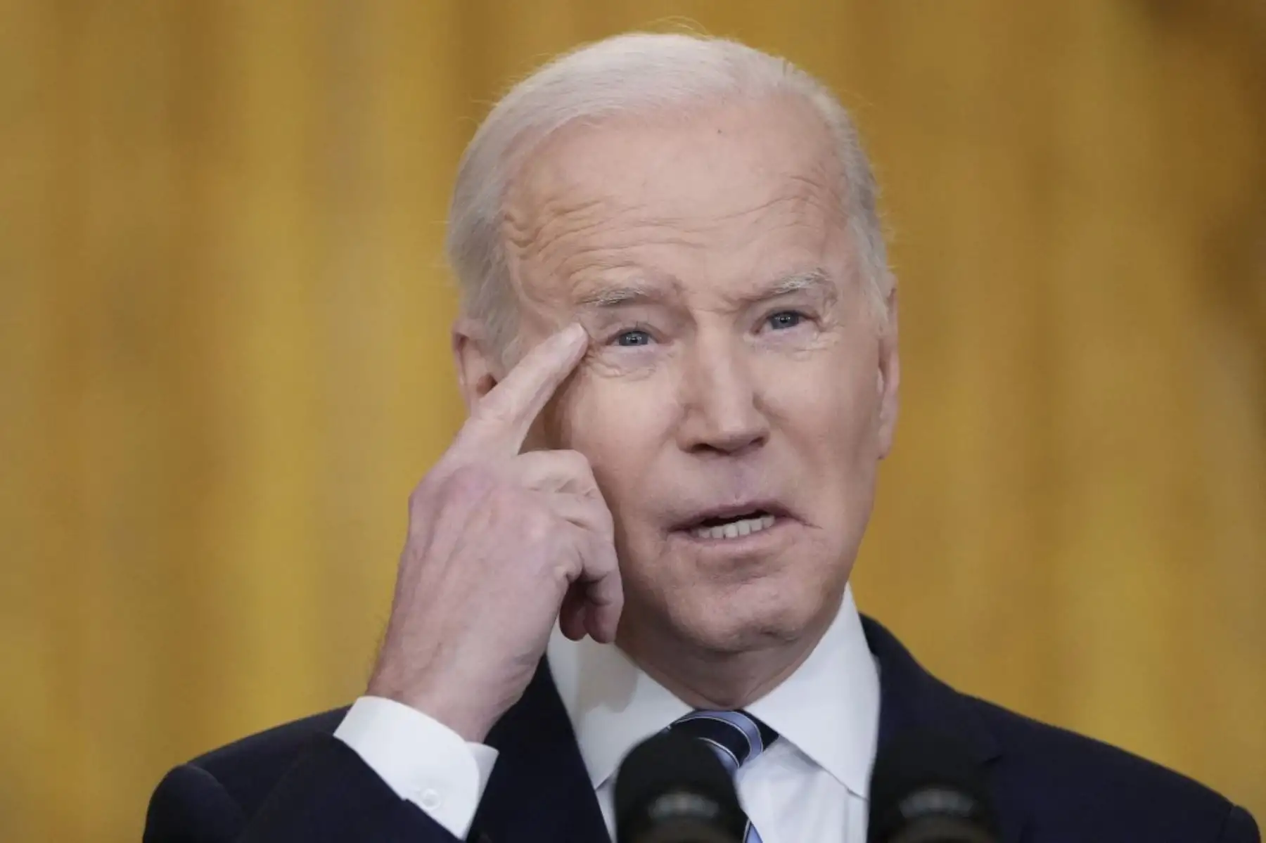 El presidente de EE. UU., Joe Biden, se pronuncia sobre la invasión militar de Rusia a Ucrania en la Sala Este de la Casa Blanca el 24 de febrero de 2022 en Washington, DC. Biden anunció una nueva ronda de sanciones contra Rusia después de que el presidente Vladimir Putin lanzara un ataque contra Ucrania desde tierra, mar y aire este jueves. Foto: Drew Angerer/Getty Images/AFP
